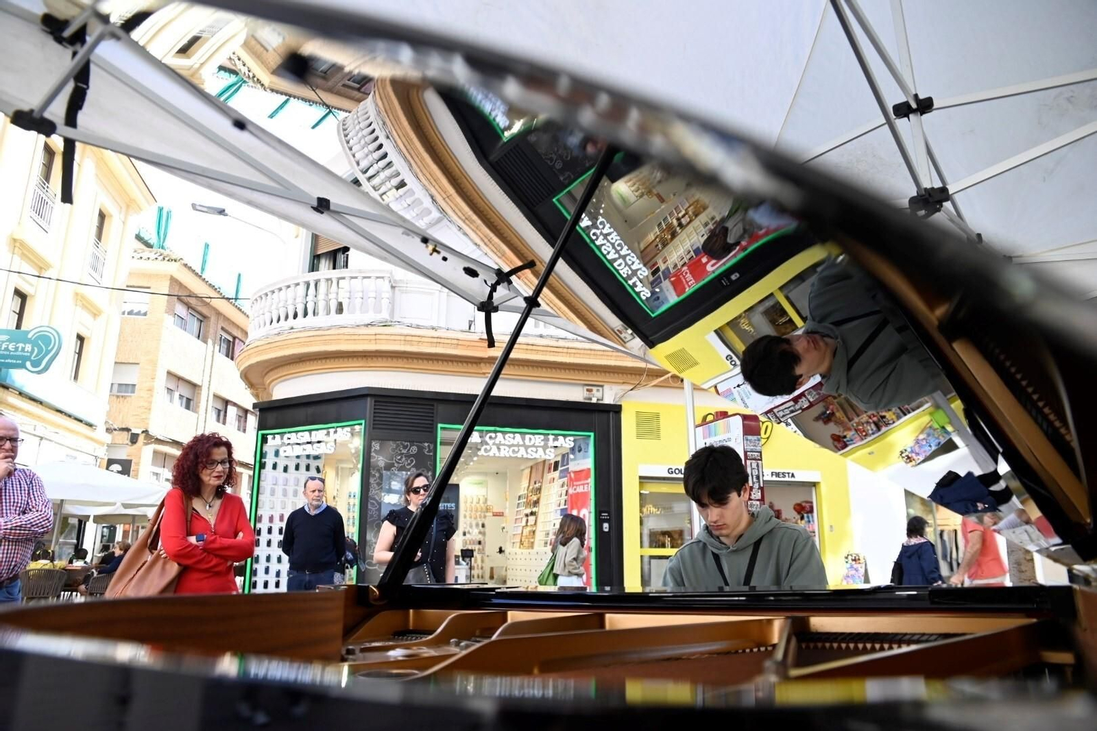 'Pianos en la calle' llena el centro de Córdoba de música, en imágenes