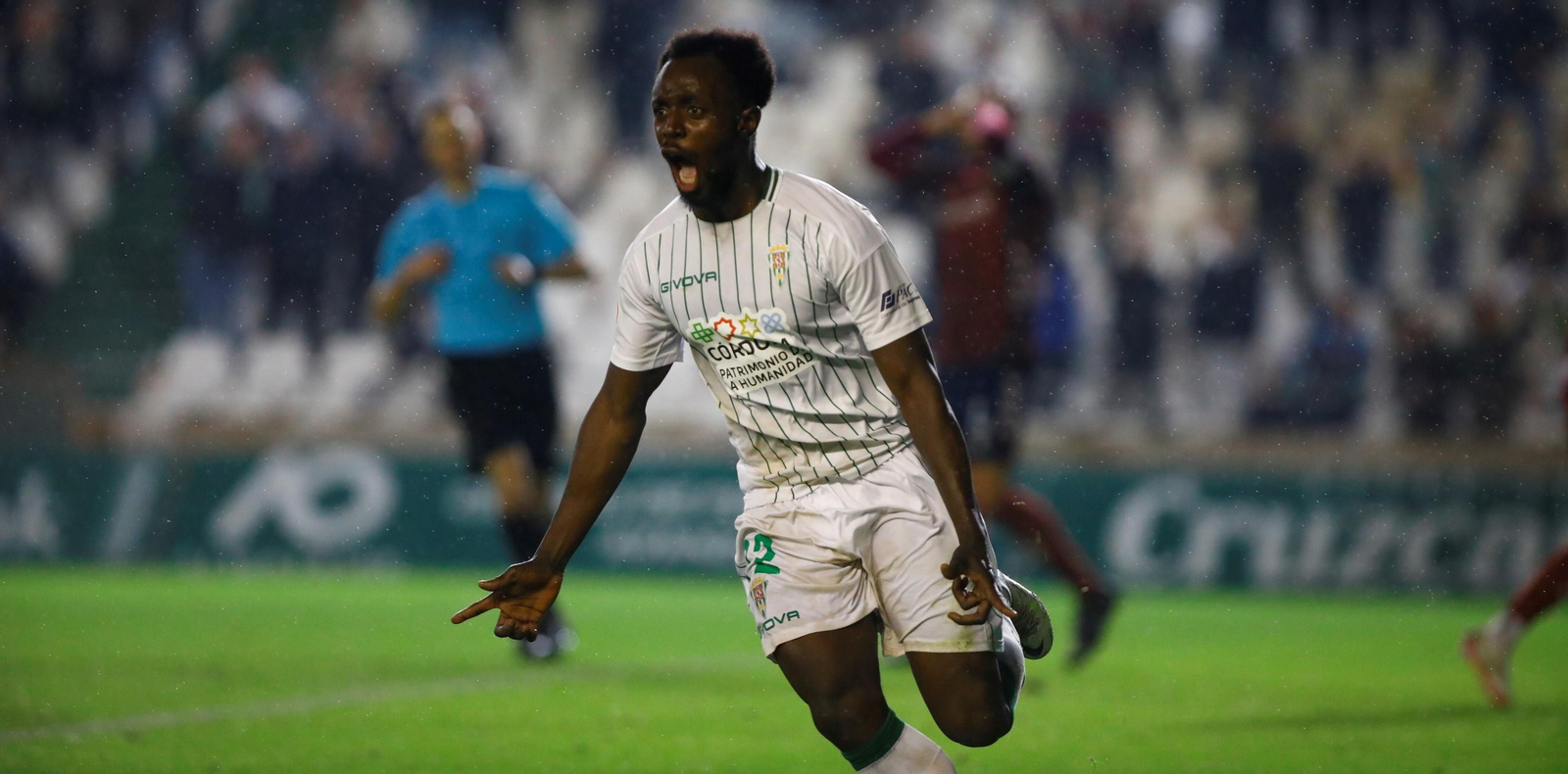 Diarra celebra su gol al Pontevedra, que refuerza el liderato del Córdoba CF.