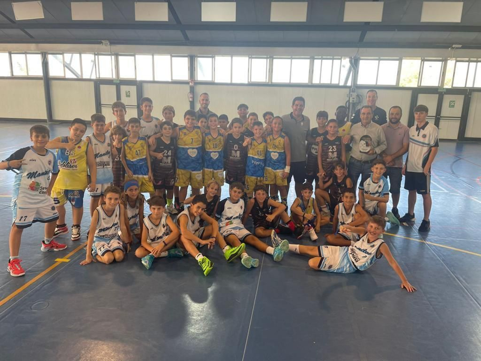 Foto de familia entre los jugadores del equipo anfitrión y otro equipo durante el I Torneo Nacional Apertura CB La Mojonera.