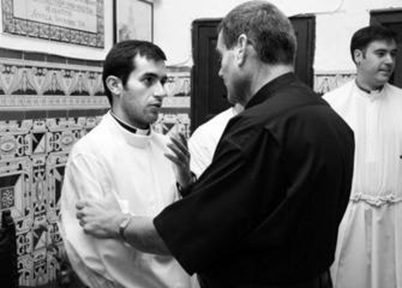 El cura de San Lorenzo charla con Antonio Álvarez, párroco de El Viso, el más joven de la diócesis.