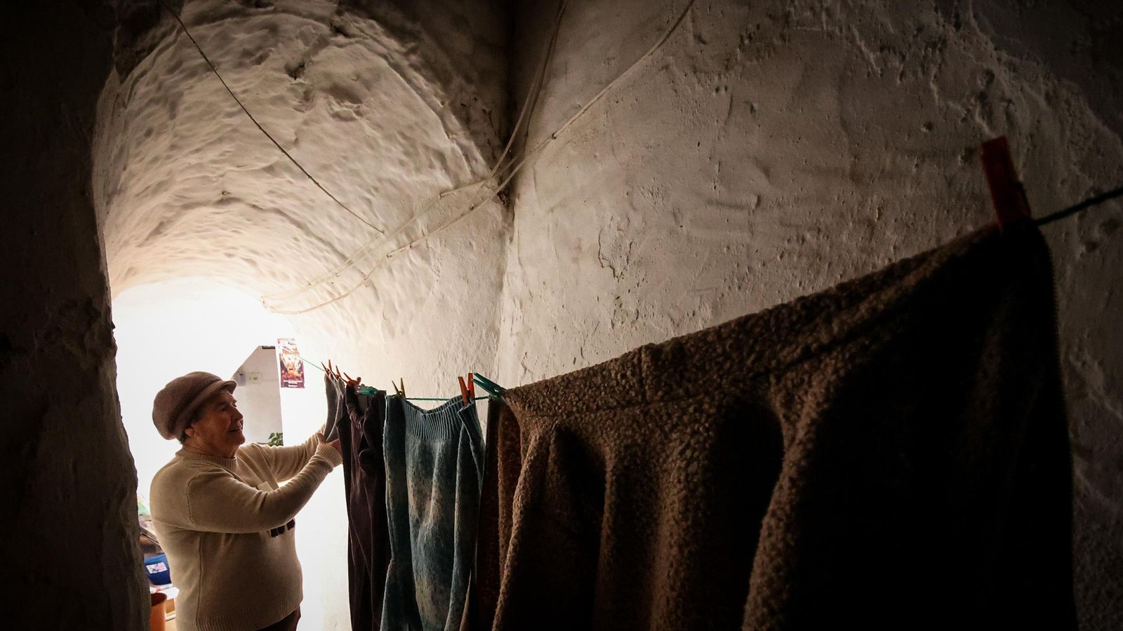 La propietaria tiende ropa al inicio de la cueva. La propietaria tiende ropa al inicio de la cueva.