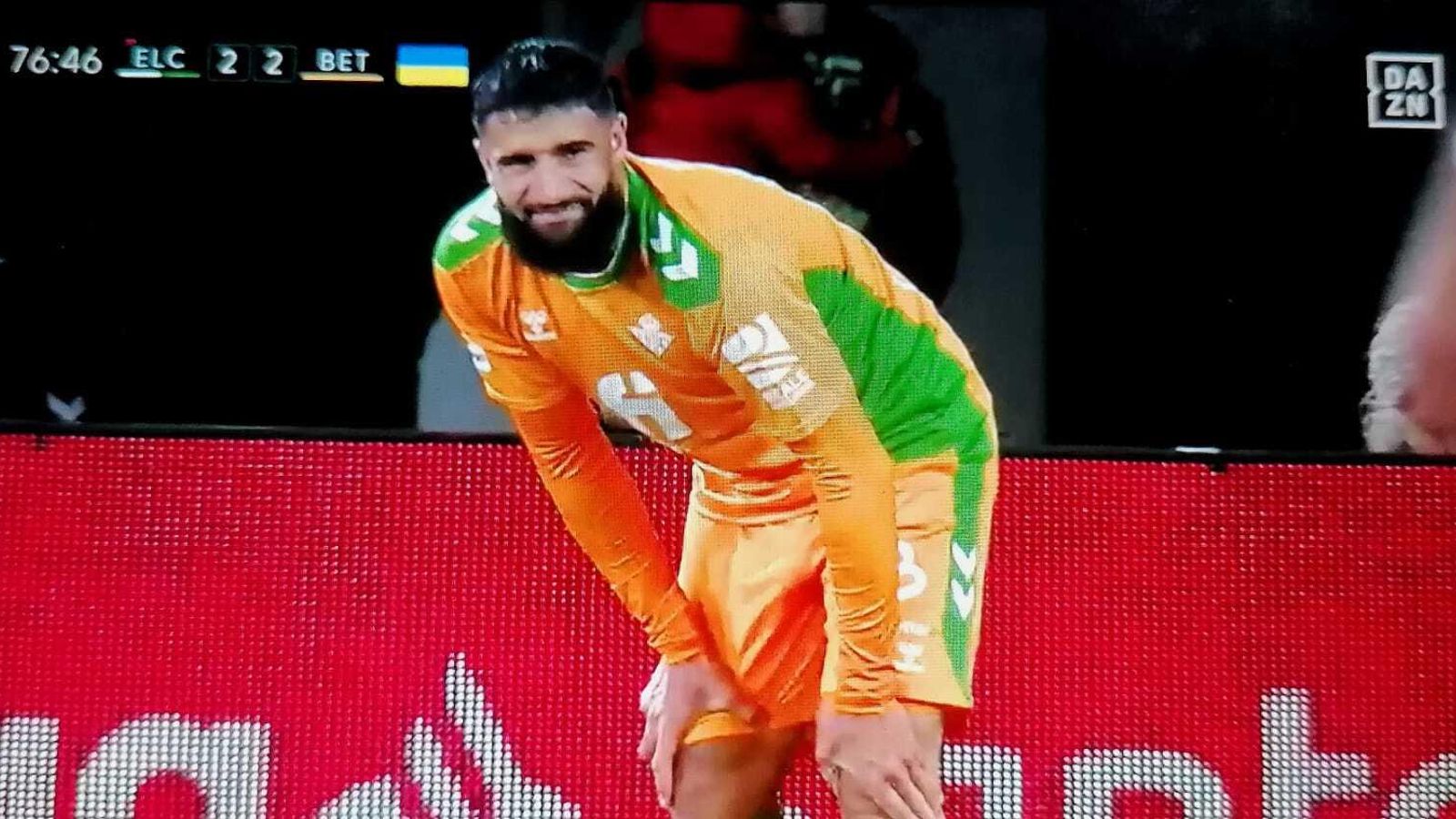 Fekir se duele de su rodilla izquierda en el partido contra el Elche.