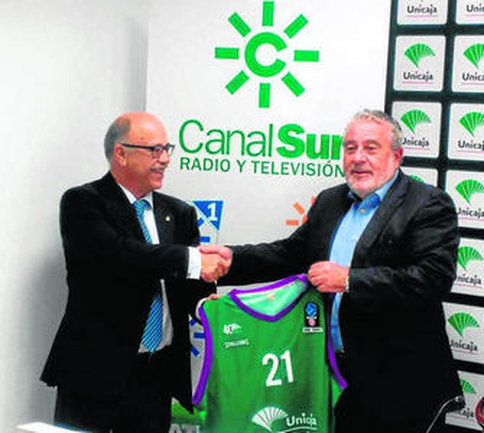 Eduardo García y Joaquín Durán firman el acuerdo.