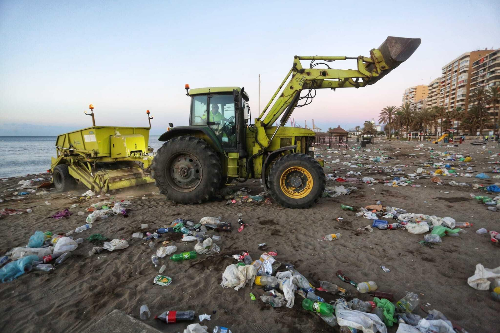 Así han amanecido las playas de Málaga tras la noche de San Juan