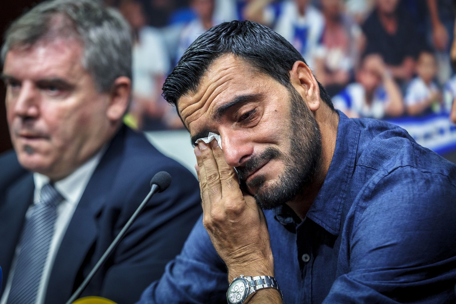 Dani Güiza se seca las lágrimas durante su despedida como jugador del Cádiz CF.