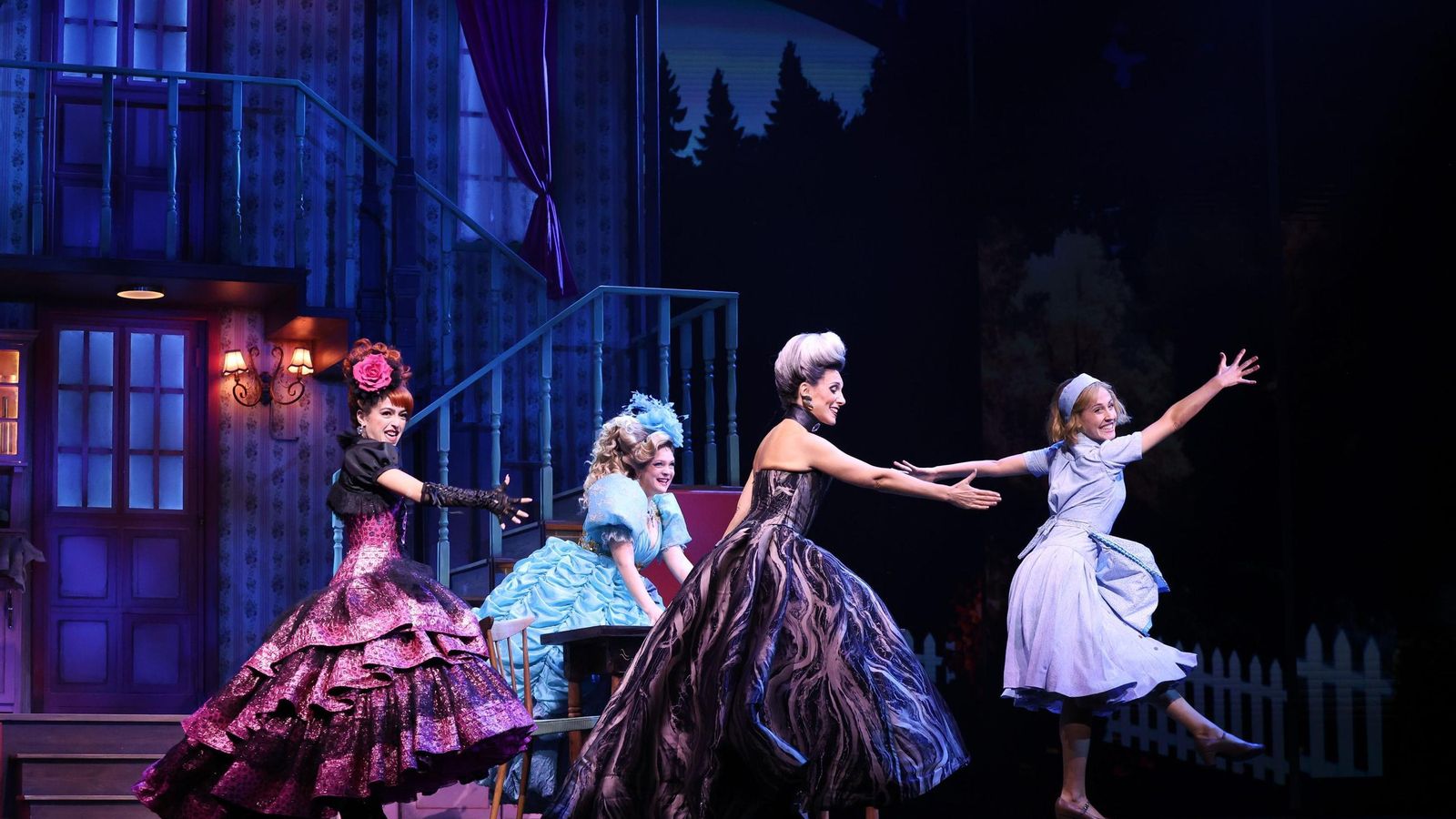 Las hermanastras y la madrastra bailan con Cenicienta.