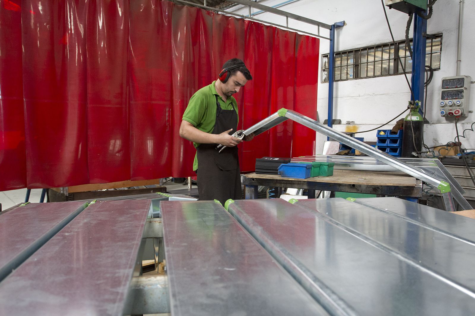Un empleado trabaja en una fábrica en Málaga.