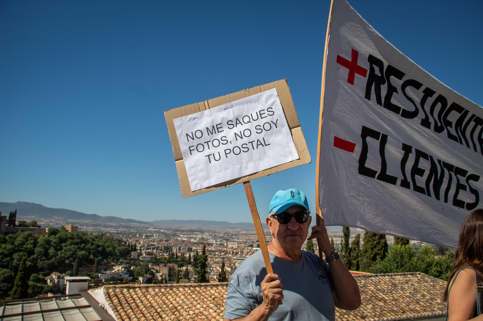 La protesta de los vecinos del Albaicín contra el turismo de masas, en imágenes