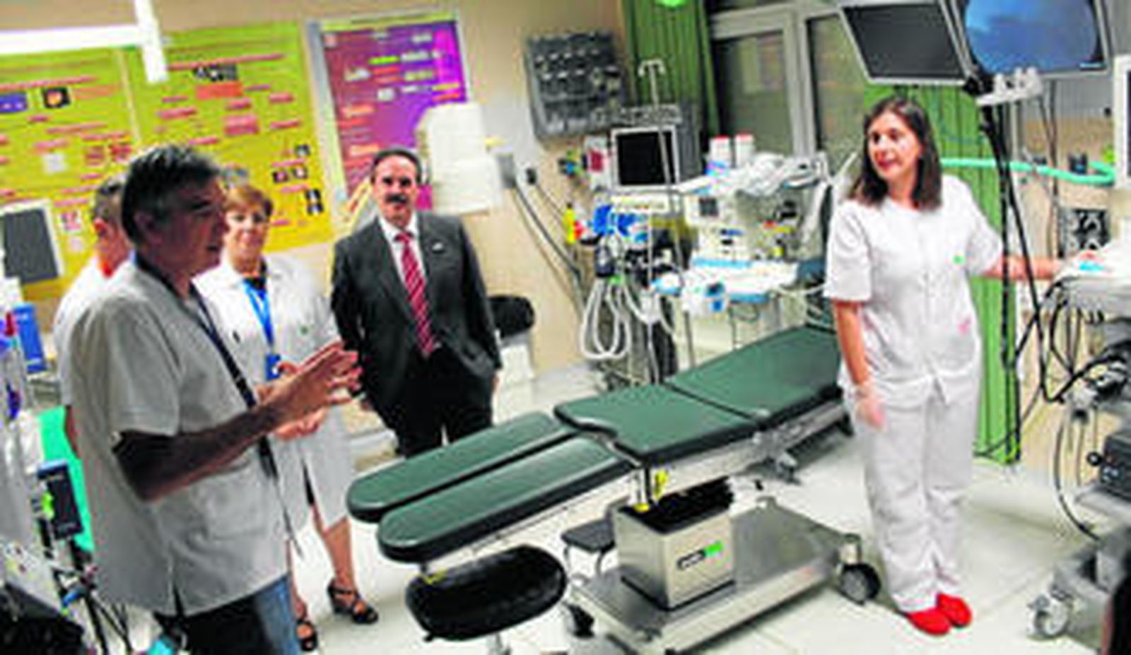 El doctor Francisco Gallego explica el uso de los distintos equipos que se utilizan a la hora de diagnosticar un cáncer de colon.