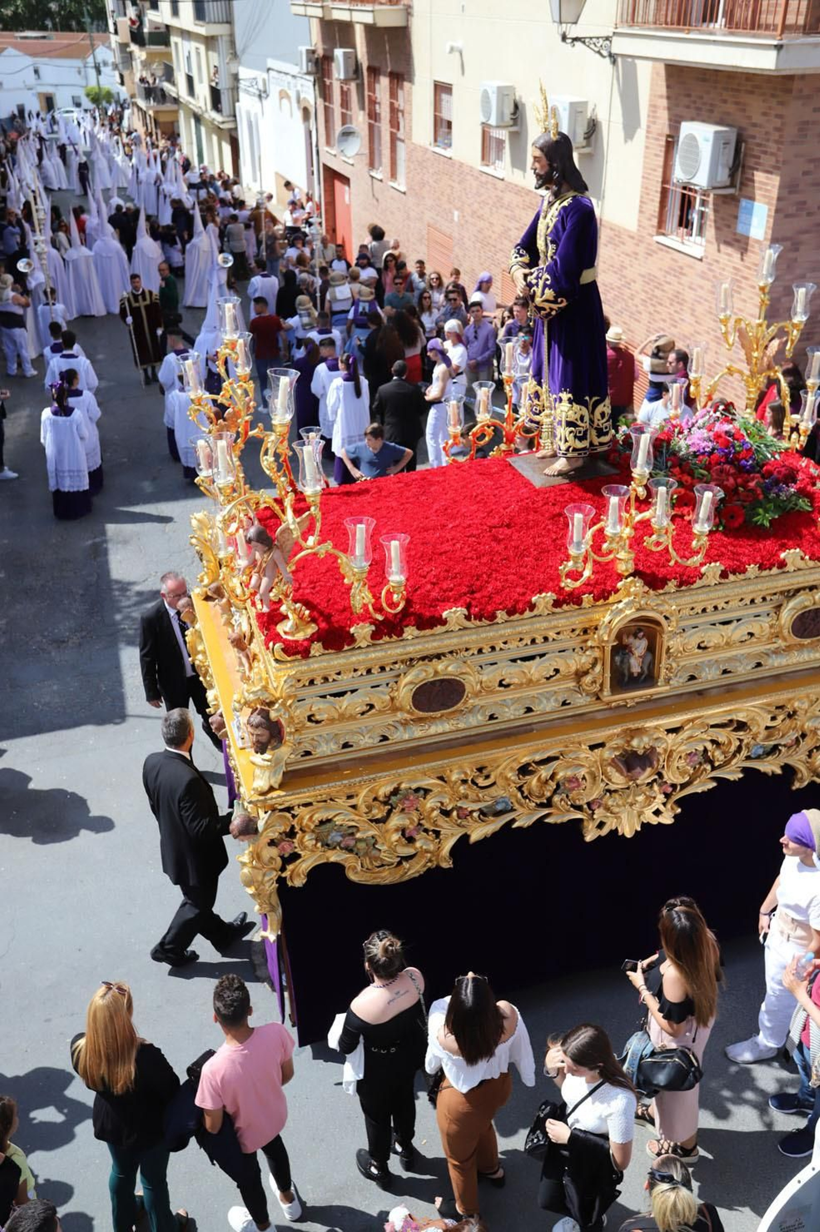 Imágenes del recorrido de la Hermandad del Cristo Cautivo de Huelva