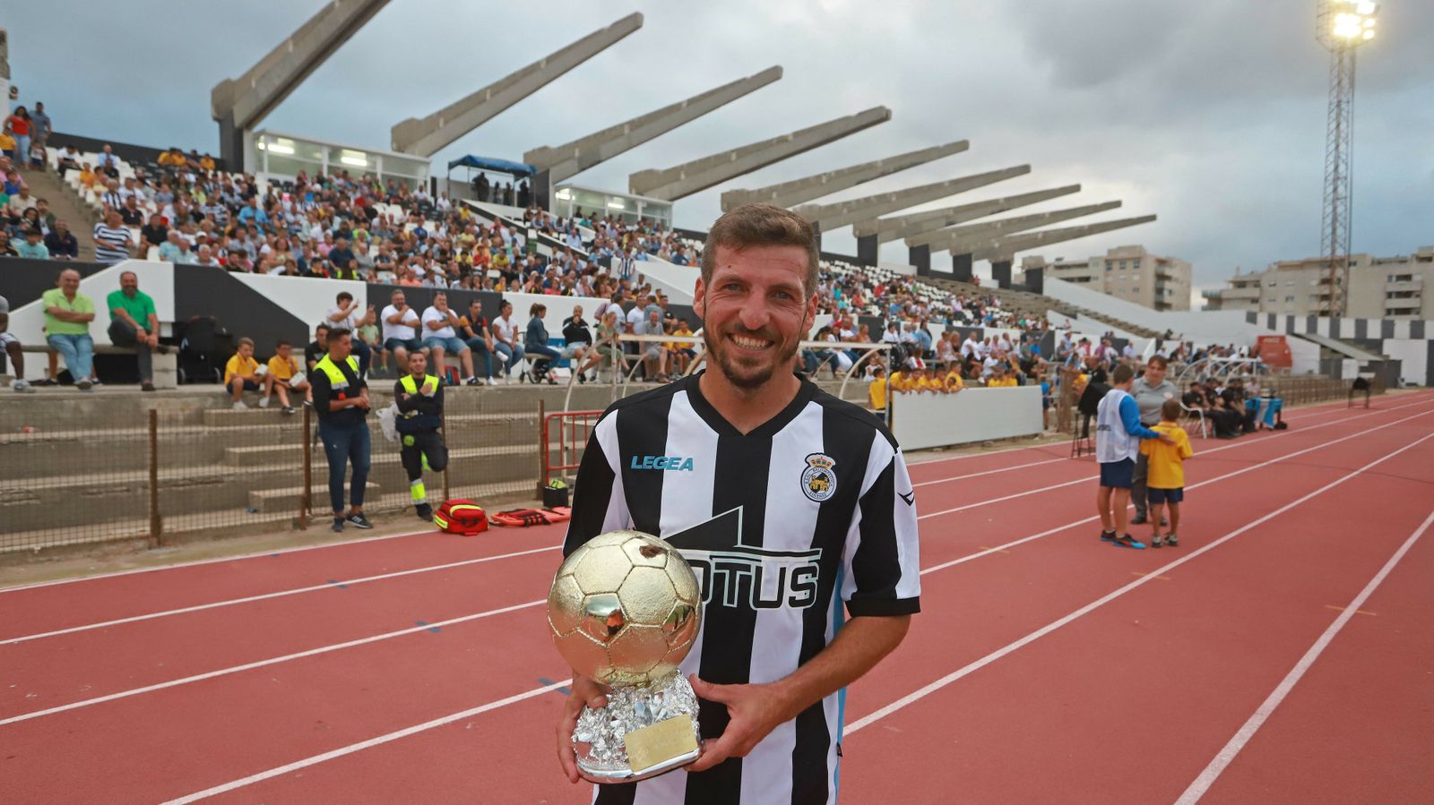 Ismael Chico homenajeado en su retirada en el estadio municipal de La Línea.