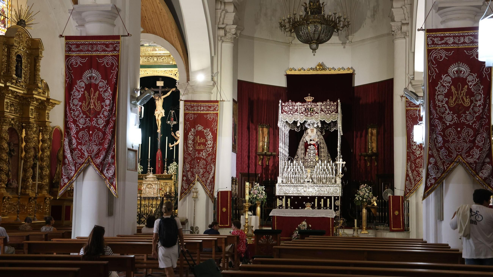 La Virgen de los Dolores en el altar de la Parroquia de la Purísima Concepción