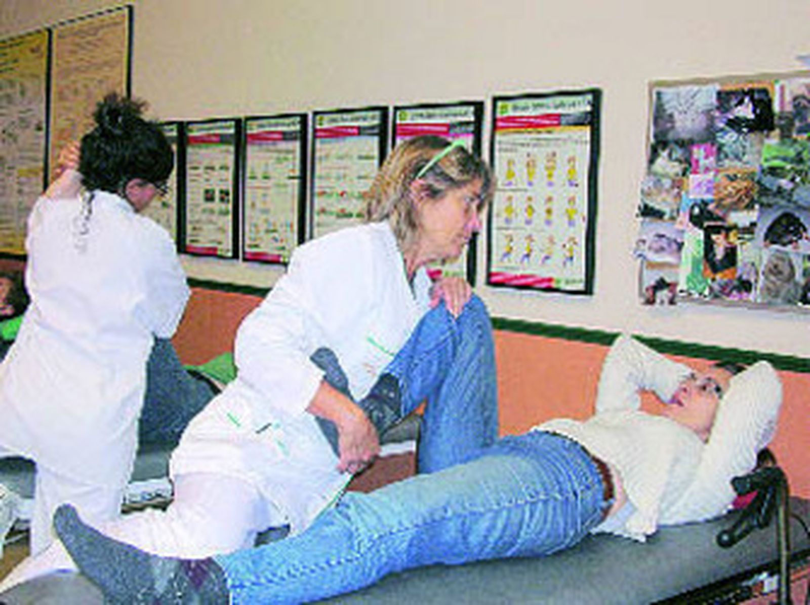 Una paciente durante la rehabilitación en el Hospital de Día.