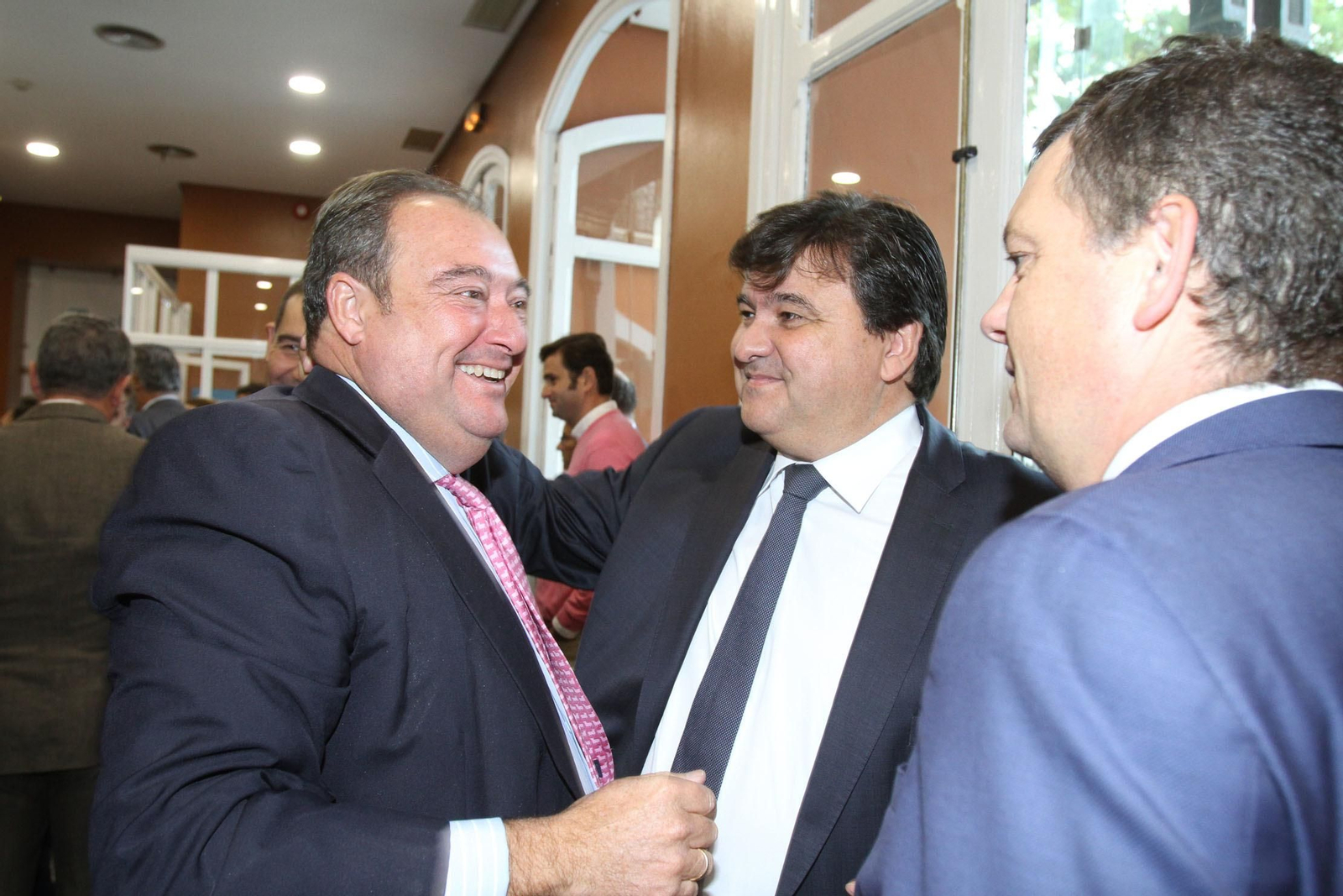 Imágenes de la conferencia y desayuno-coloquio de Gabriel Cruz, alcalde de Huelva