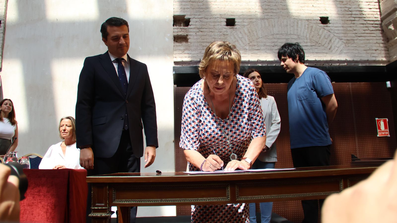 La viuda de Julio Anguita firma la cesión del archivo personal.
