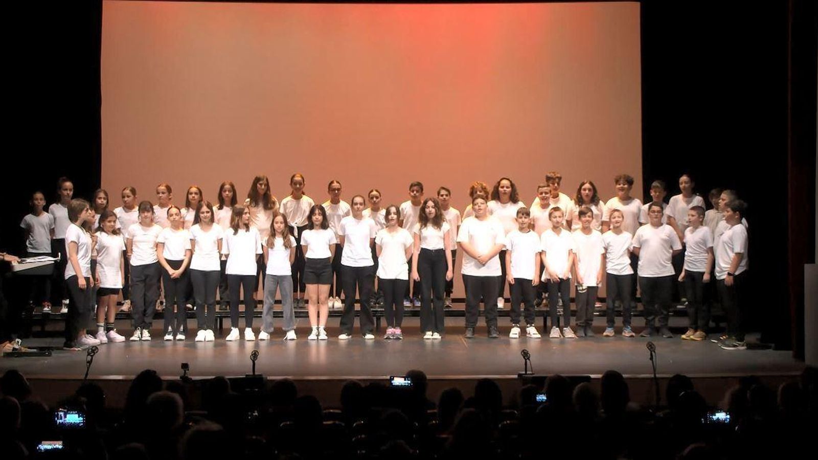 Alumnos de quinto y sexto de Primaria durante su actuación