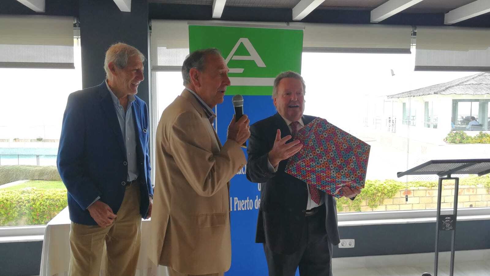 Los amigos de Juan Carlos también le hicieron entrega de varios regalos.