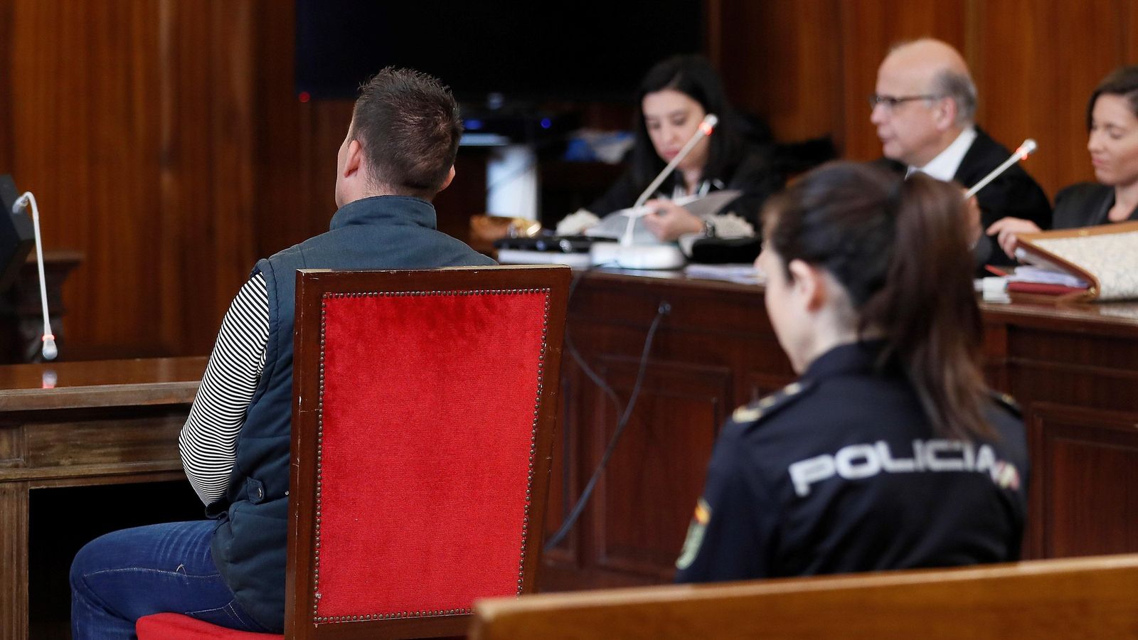 Enrique Romay, de espaldas, durante el juicio en la Audiencia de Sevilla.