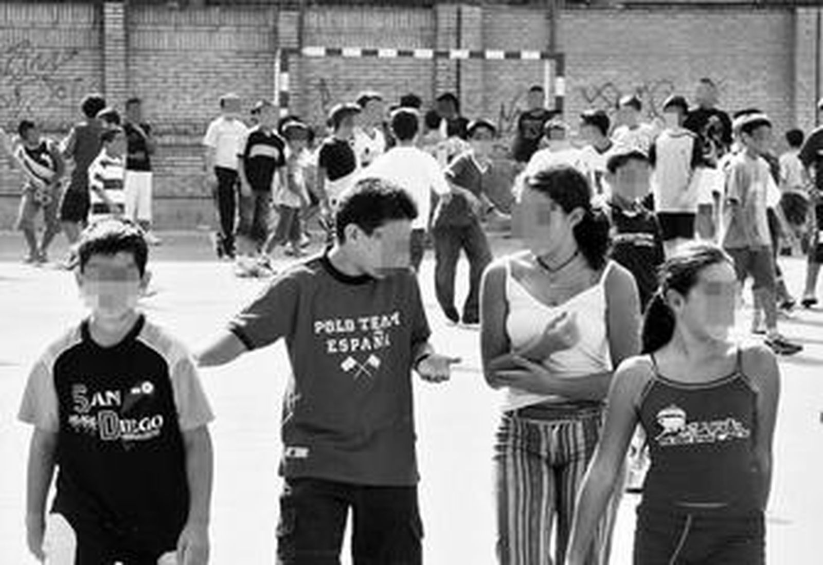 Un grupo de niños juega en el patio del colegio Emilio Prados, donde se produjo el accidente.