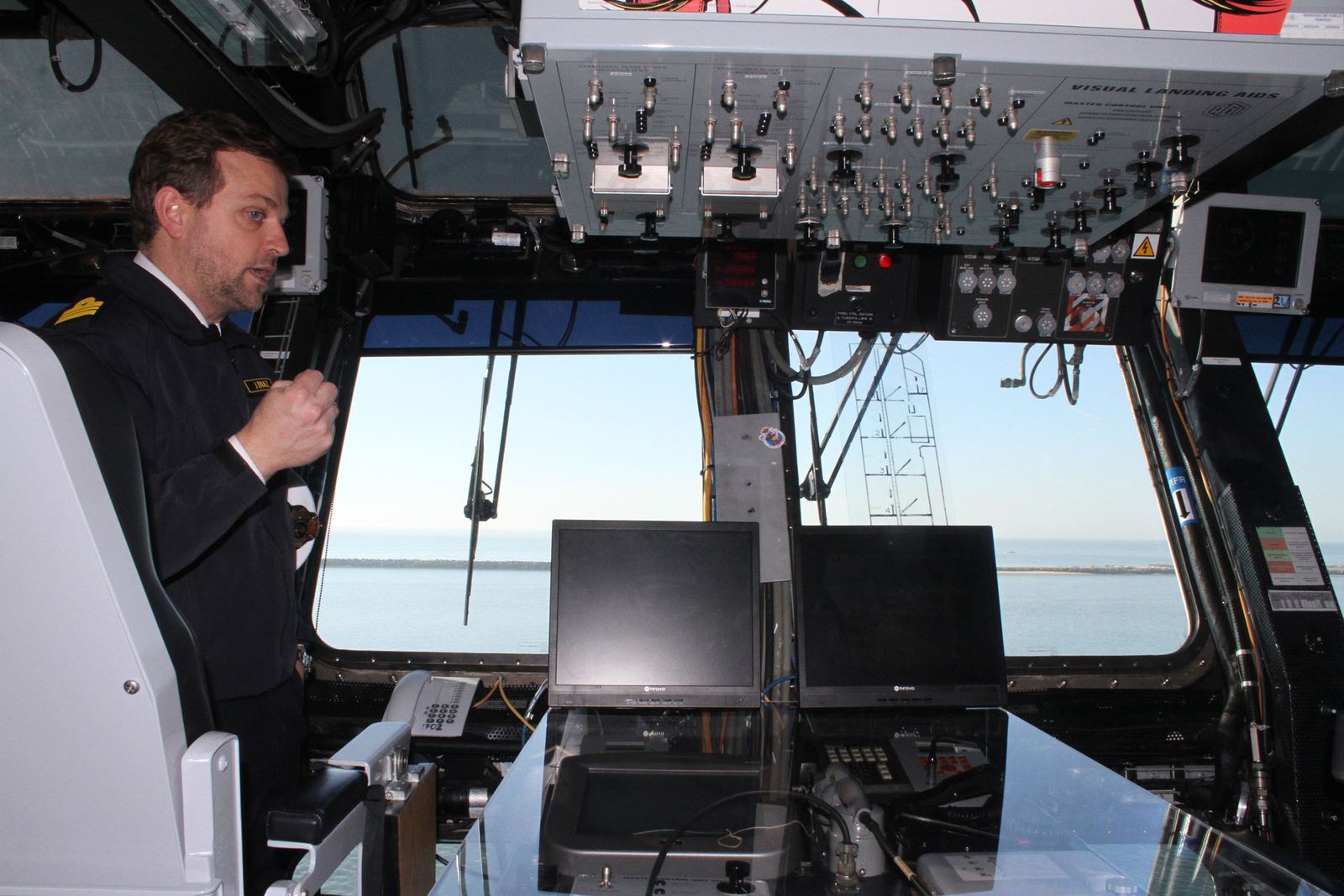 Imágenes de las primeras horas del portaaviones "Juan Carlos I" en el puerto de Huelva, durante su visita este fin de semana