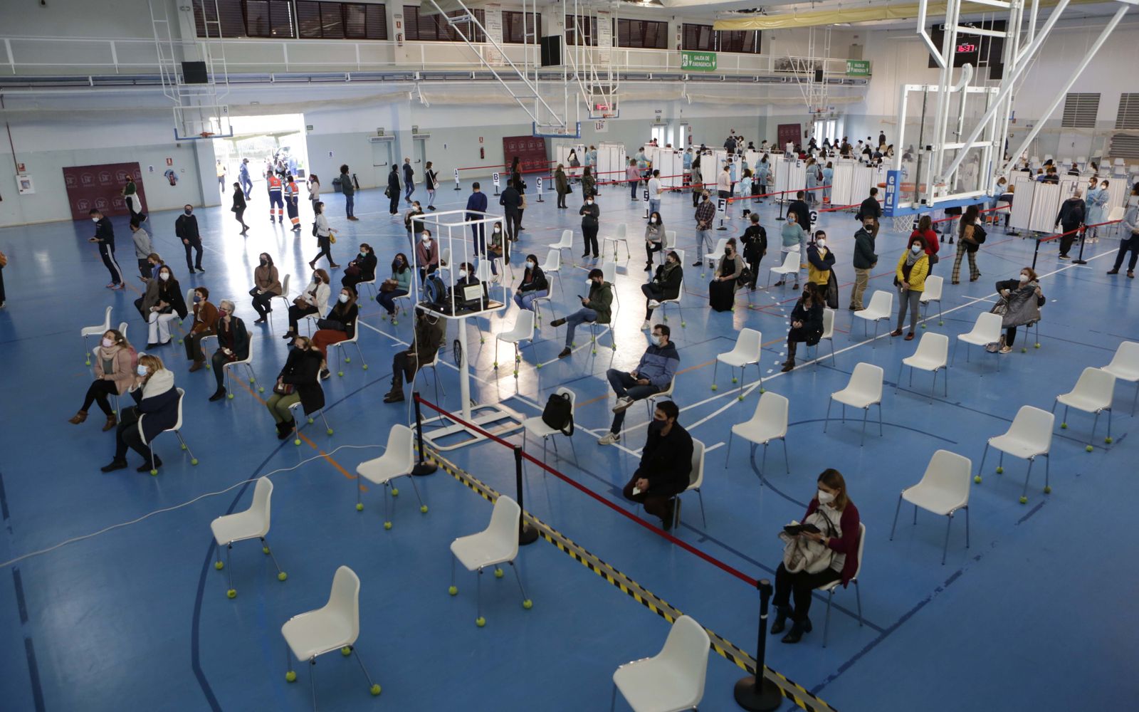 Vacunación de profesores en el pabellón deportivo del SADUS