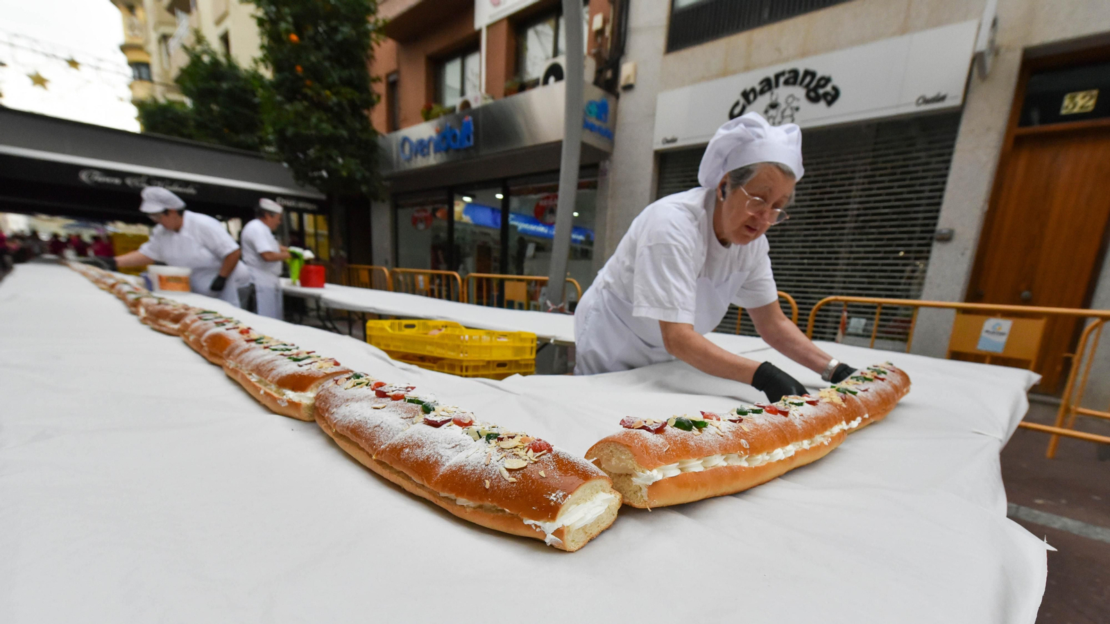 El III roscón de Reyes gigante solidario de Algeciras, en imágenes