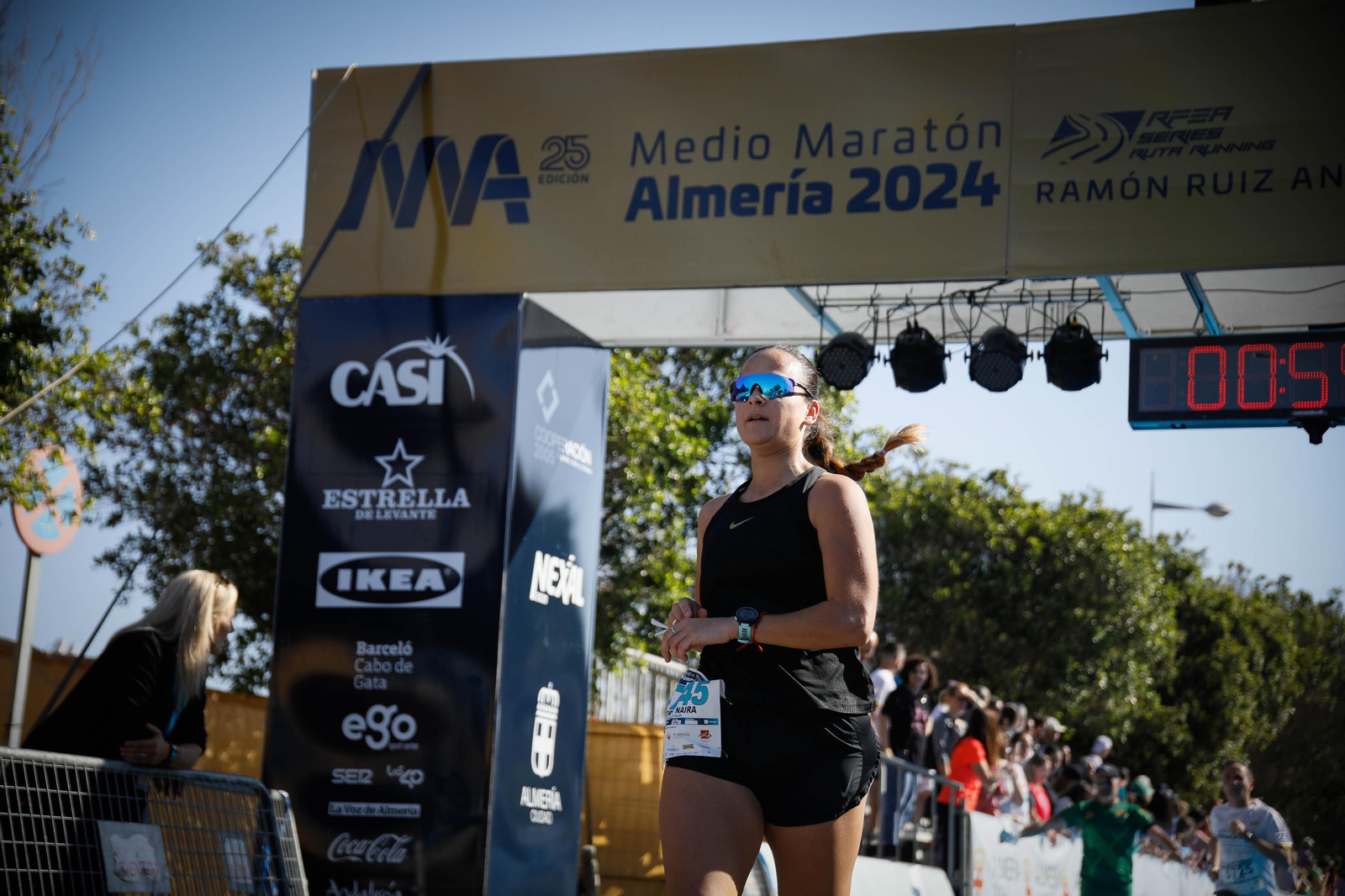 Imágenes de la llegada de la Media maratón Ciudad de Almería