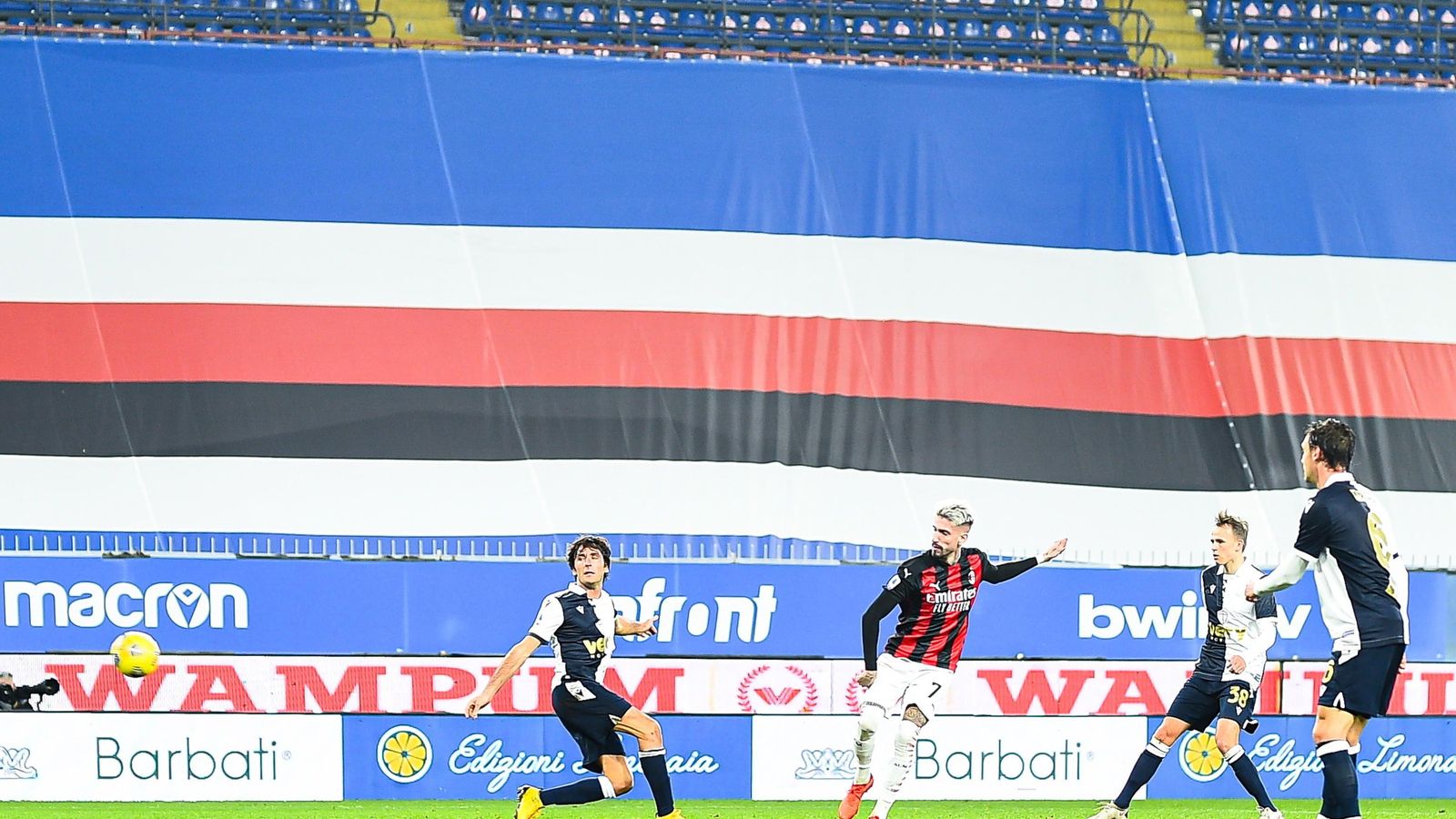 Samu Castillejo dispara a gol ante la Sampdoria. Samu Castillejo dispara a gol ante la Sampdoria.