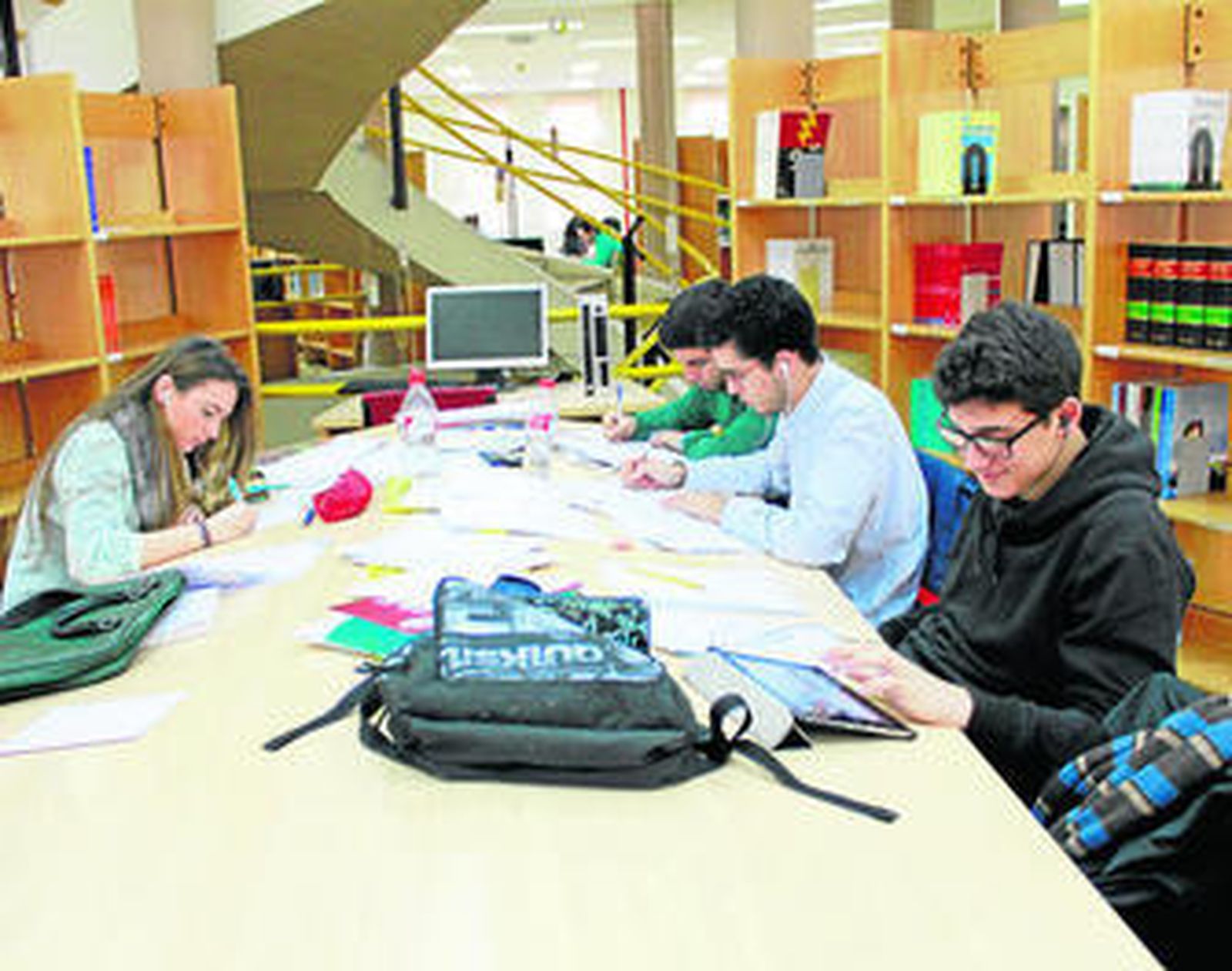 Alumnos de la UCO en la biblioteca de la Facultad de Derecho.