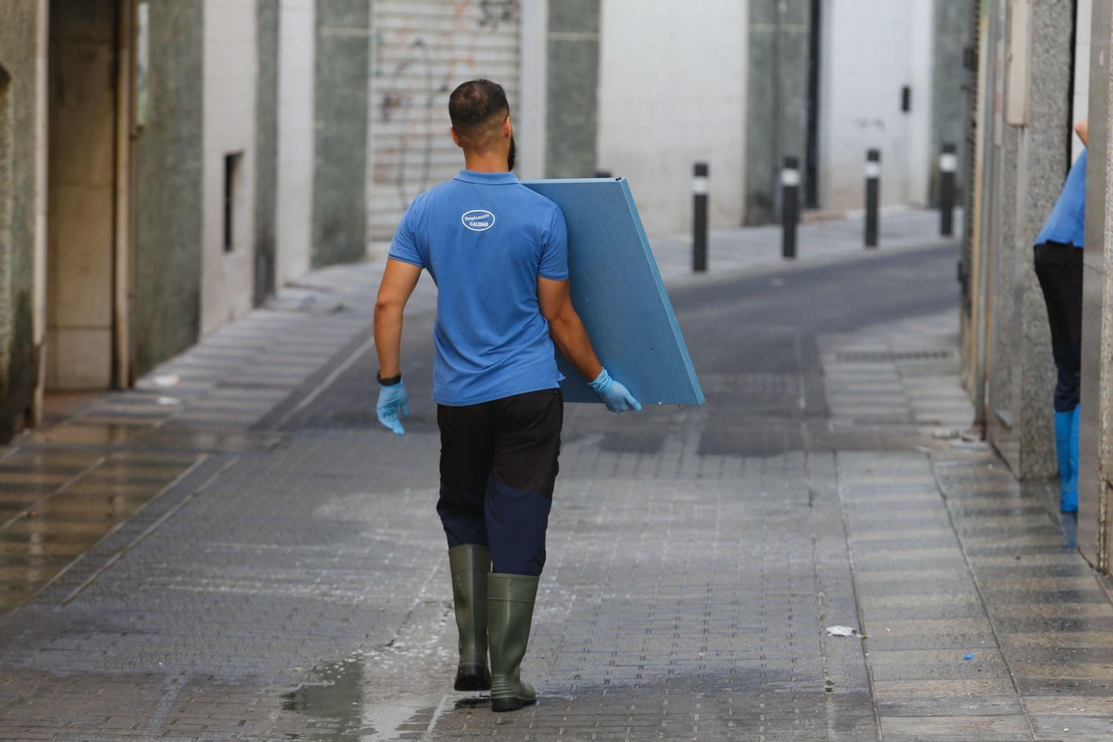 Un trabajador de una pescadería en el centro de Algeciras, este miércoles.