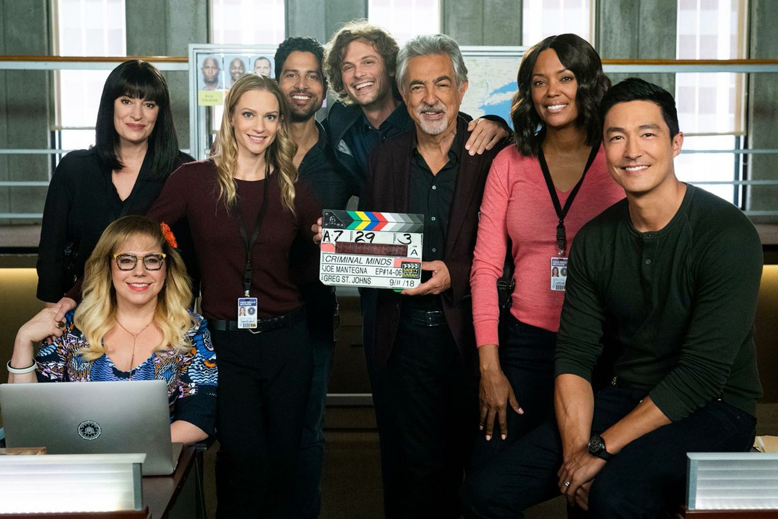 El reparto de 'Mentes criminales', con Joe Mantegna en el centro, el último día de rodaje
