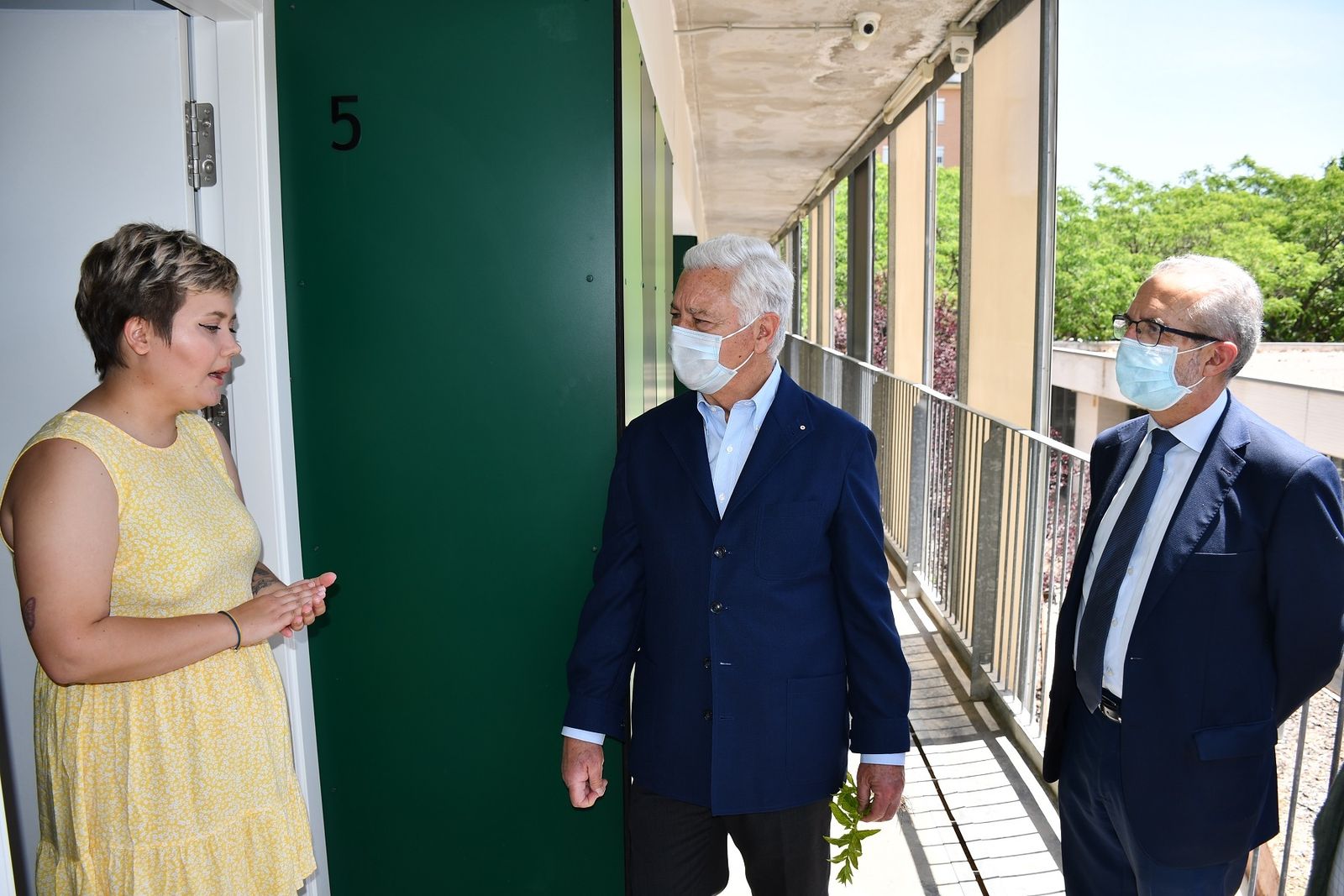 Un momento de la visita a uno de los alojamientos.