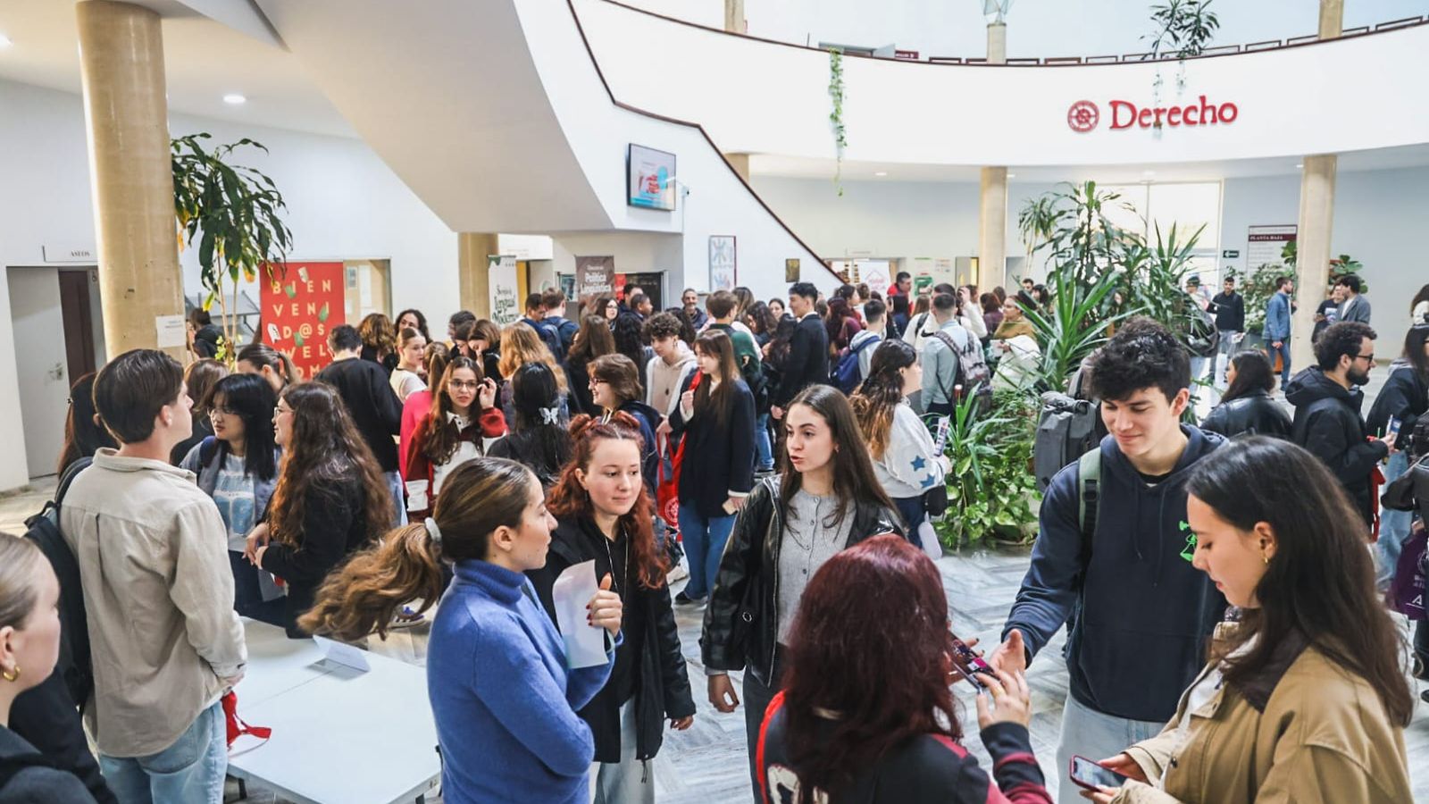 Los alumnos relacionándose en su primer día.
