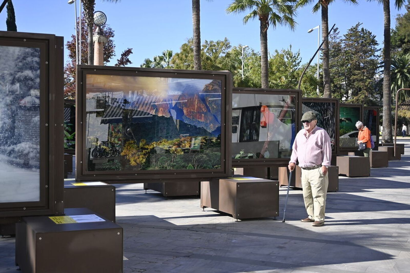 La exposición fotográfica en la plaza 12 de octubre