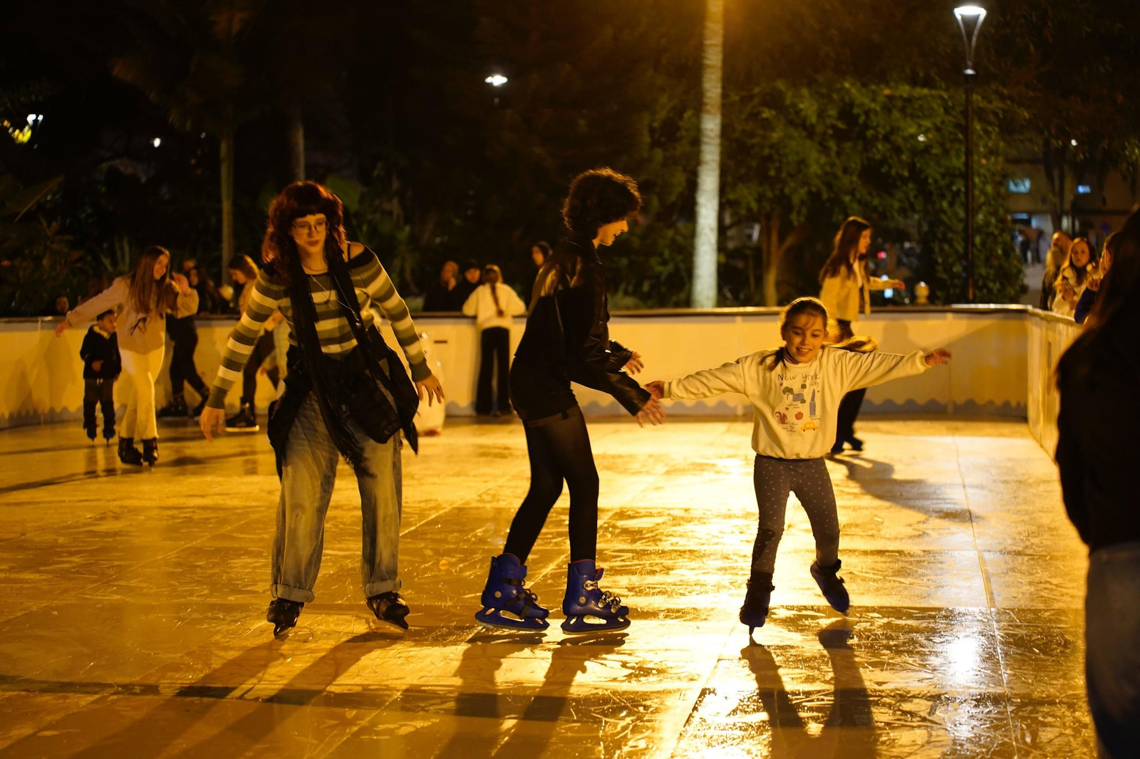 Fotos de la apertura de la pista de patinaje sobre hielo en el Parque María Cristina
