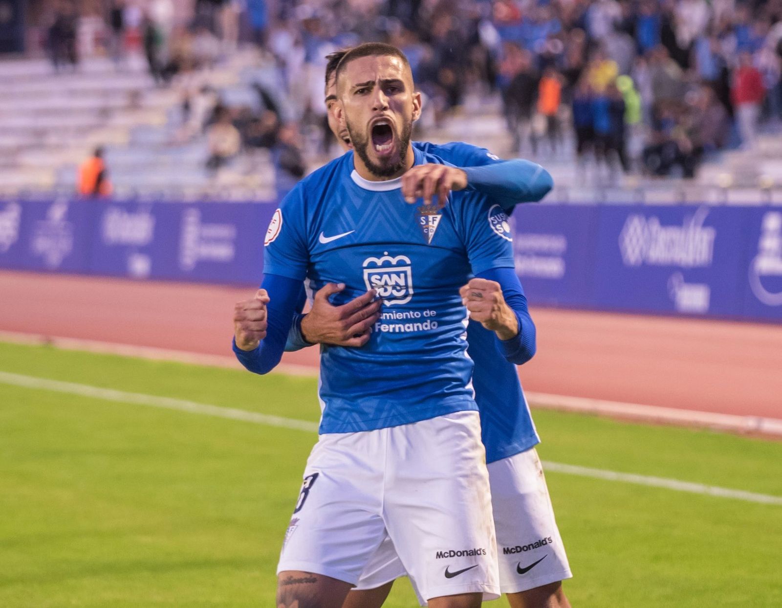 Julio Iglesias celebra el gol que le dio los tres puntos al San Fernando ante el Xerez CD.