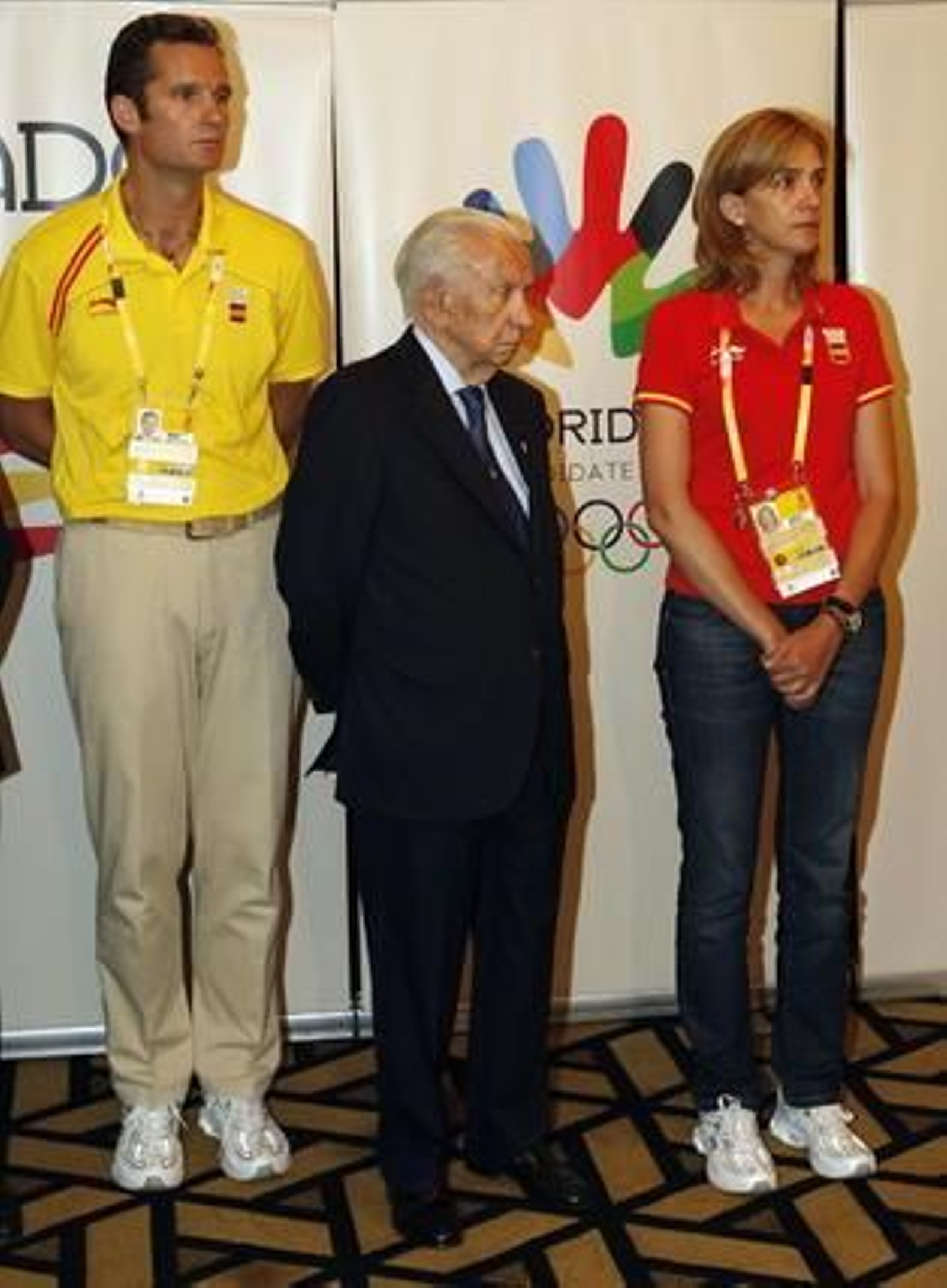Los Duques de Palma acompañados por Samaranch, durante el minuto de silencio que se guardó en la Casa de España en Pekín en memoria de las víctimas del accidente aéreo ocurrido en 2008 en el aeropuerto de Madrid-Barajas.

Foto: Julio Muñoz / Efe