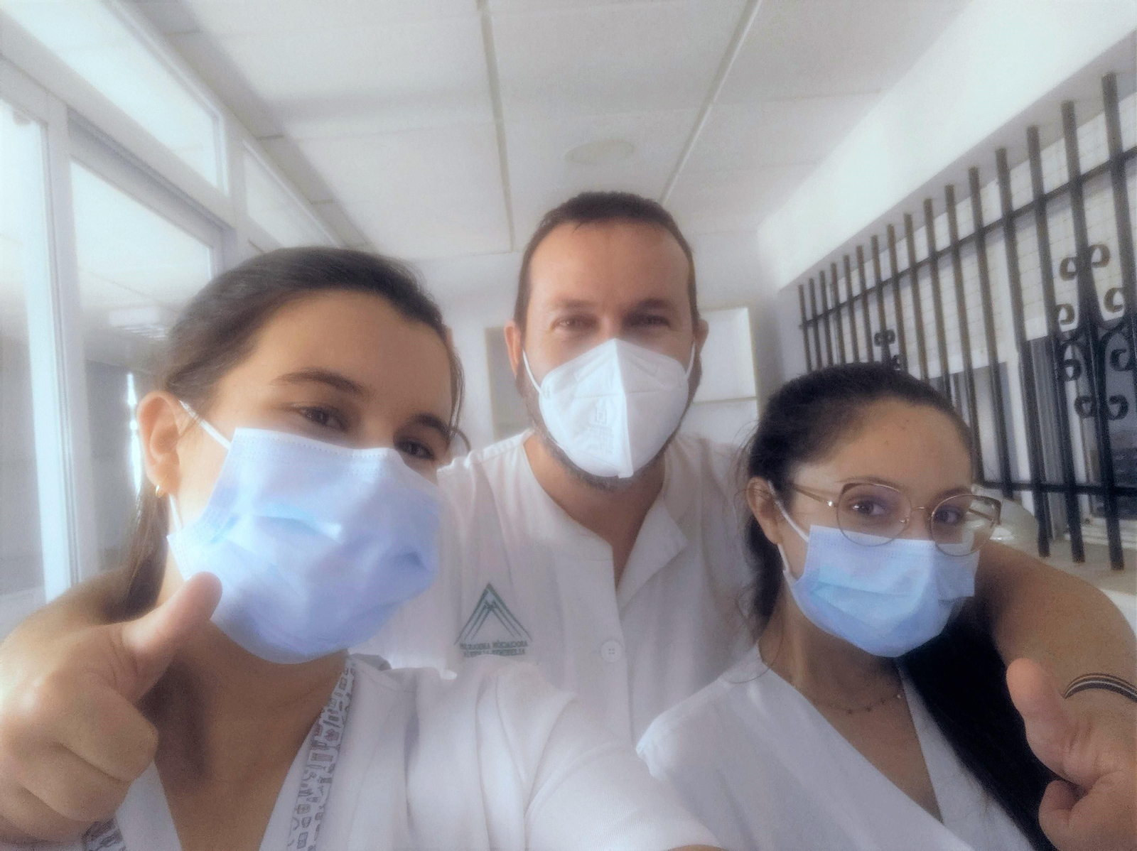 Fran García con Sara y Elena, alumnas de Enfermería de la UAL.