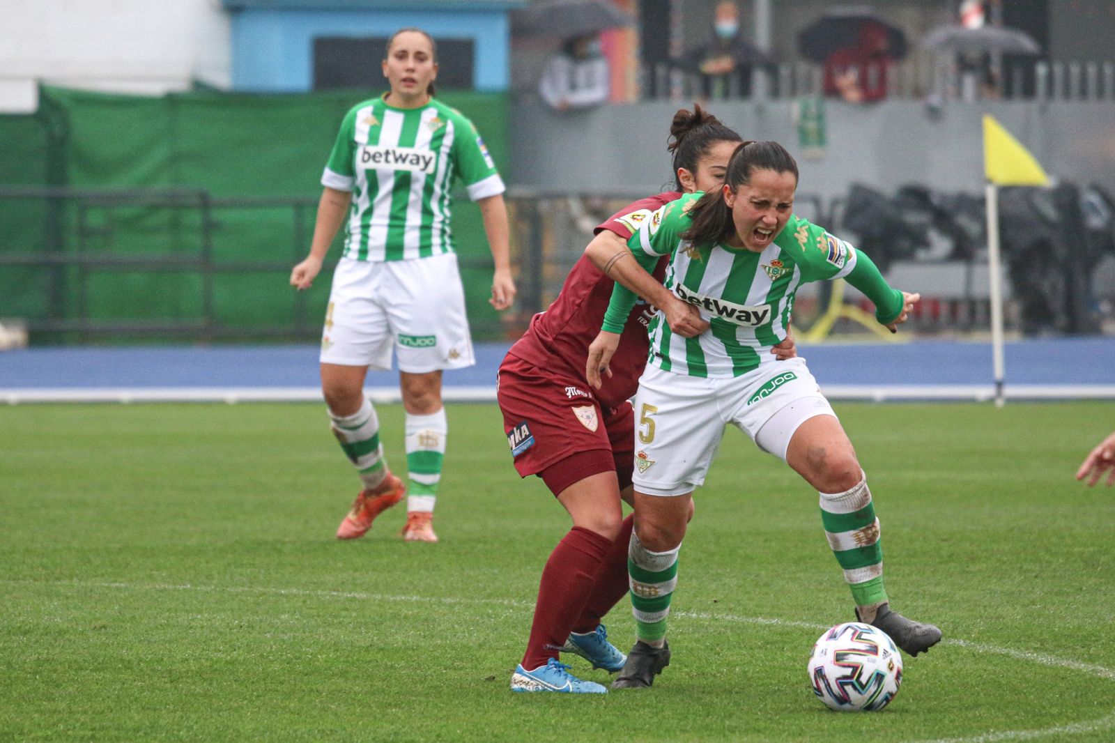 La bética Laura González trata de zafarse de una rival.