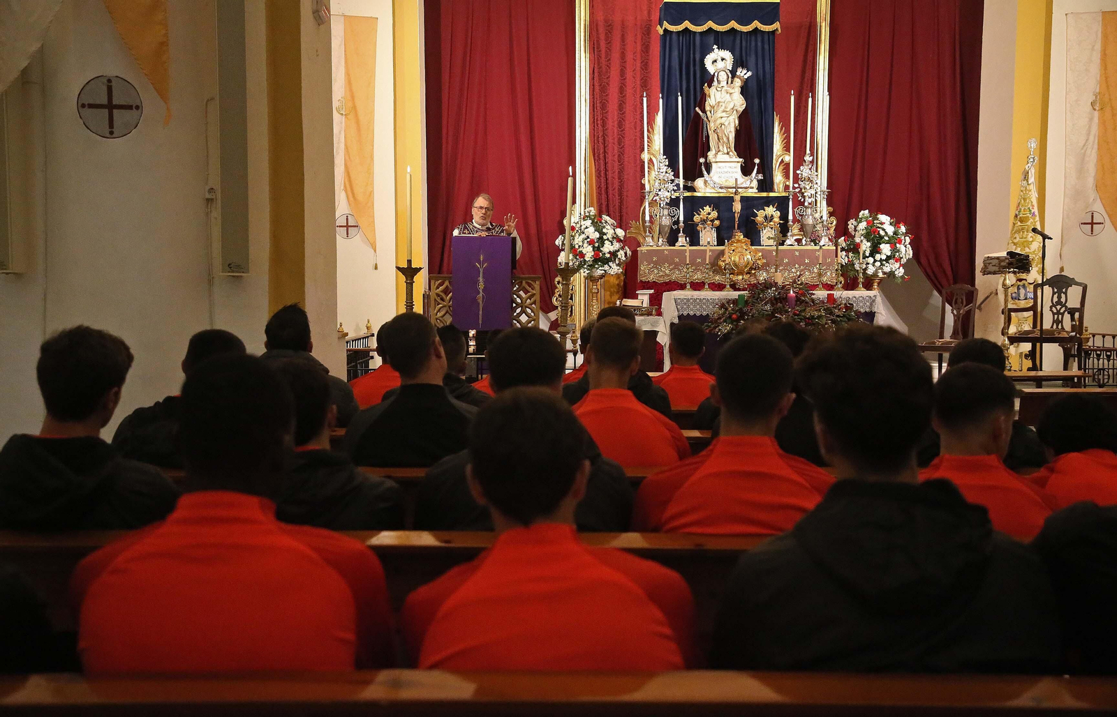 La ofrenda floral del Algeciras CF a la Virgen de la Palma, en imágenes