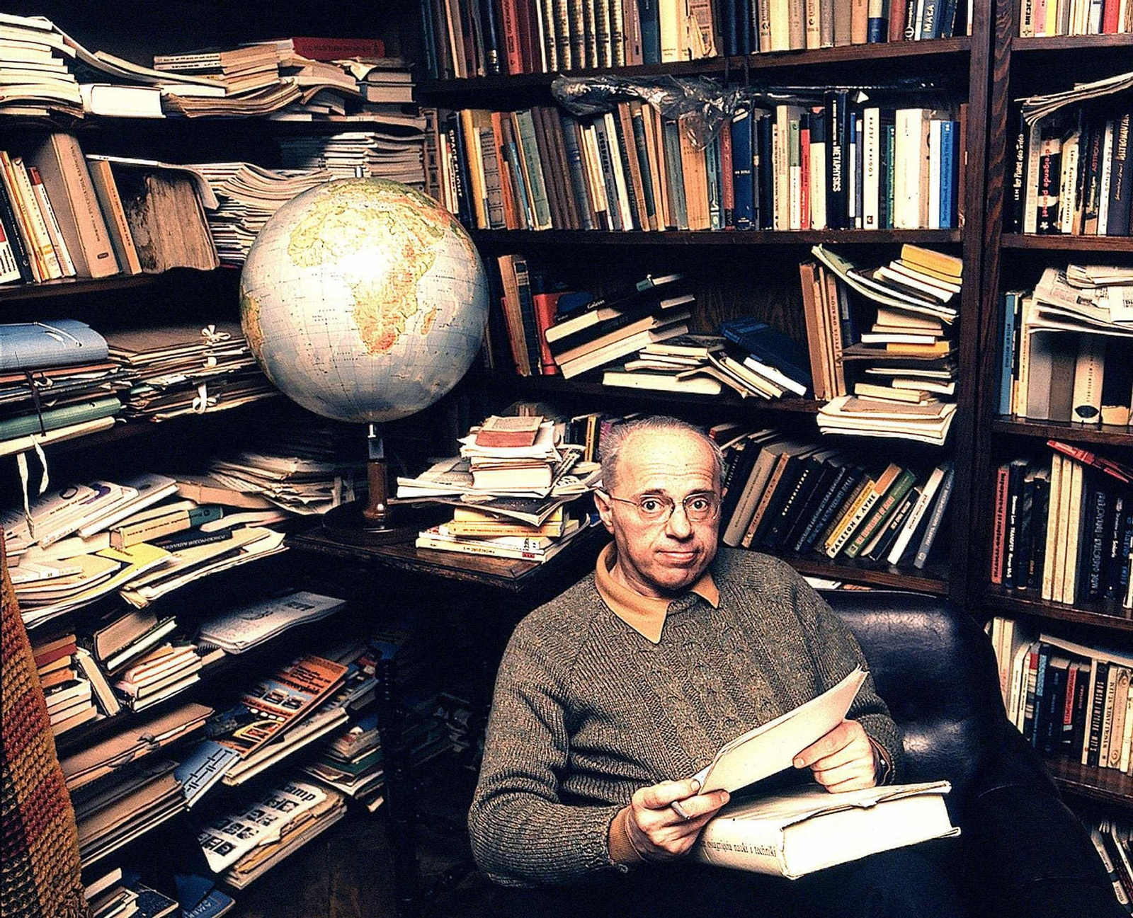 El escritor polaco Stanislaw Lem (Leópolos, 1921 - Cracovia, 2006).