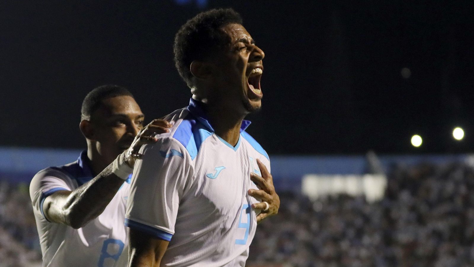 El nuevo delantero rojiblanco celebra un gol con su selección.