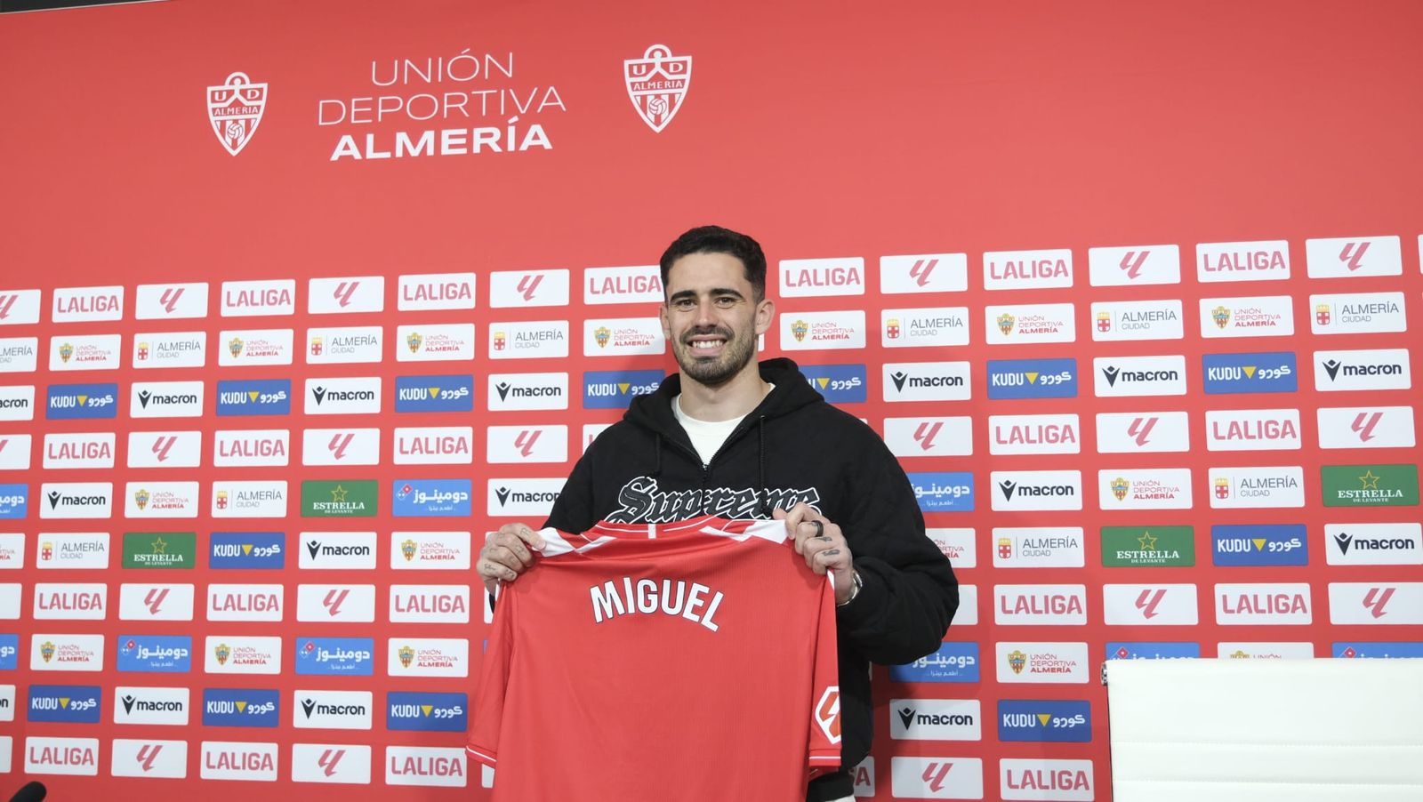 De la Fuente posó con un dorsal aún sin número