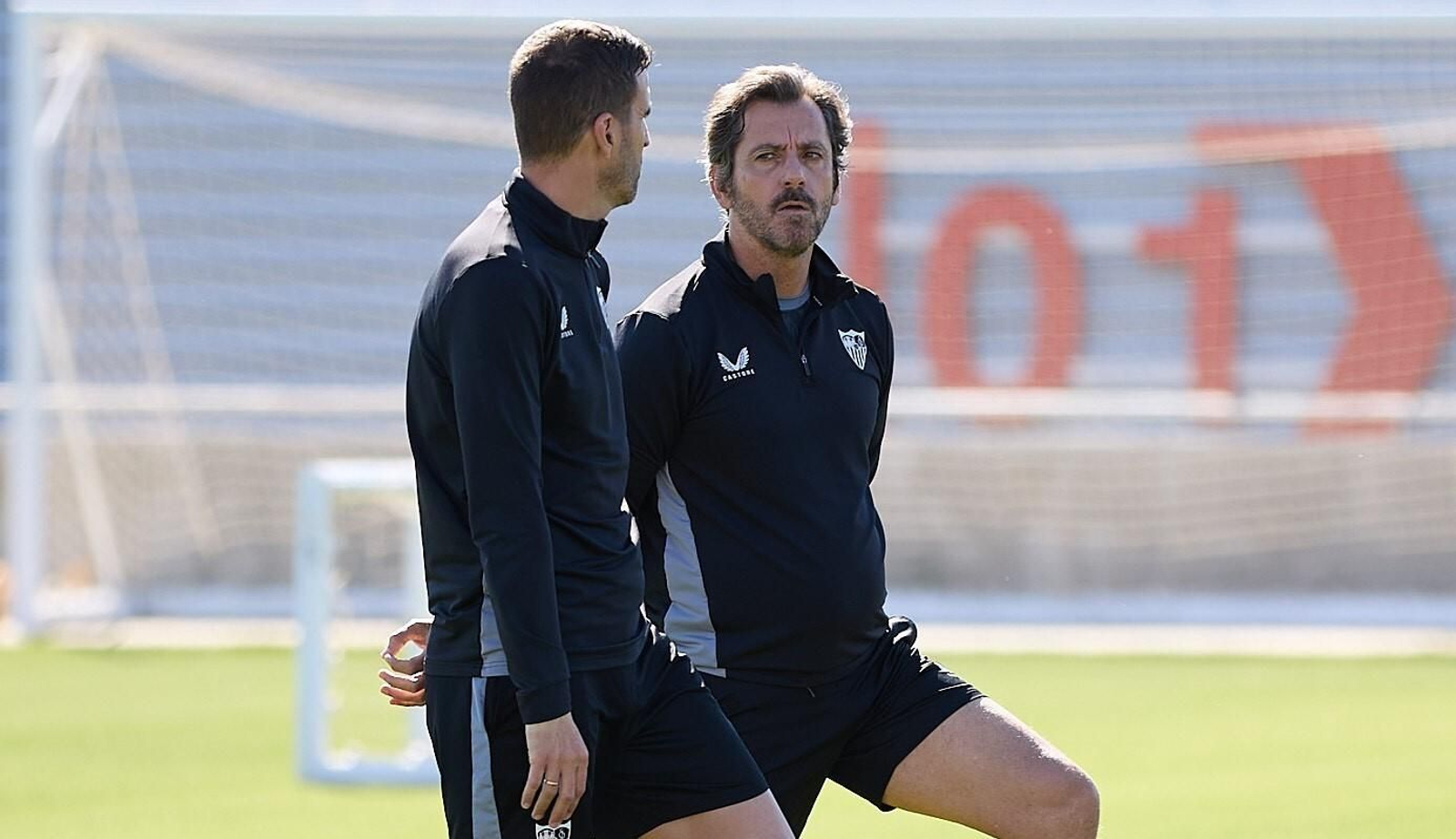Quique, junto a uno de sus técnicos, Juan Díaz Quinta.