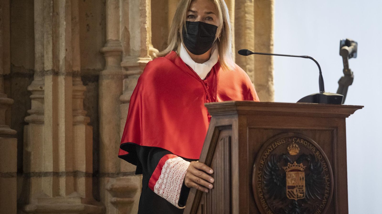 La secretaria general, Asunción Torres, da lectura a la memoria de la UGR.