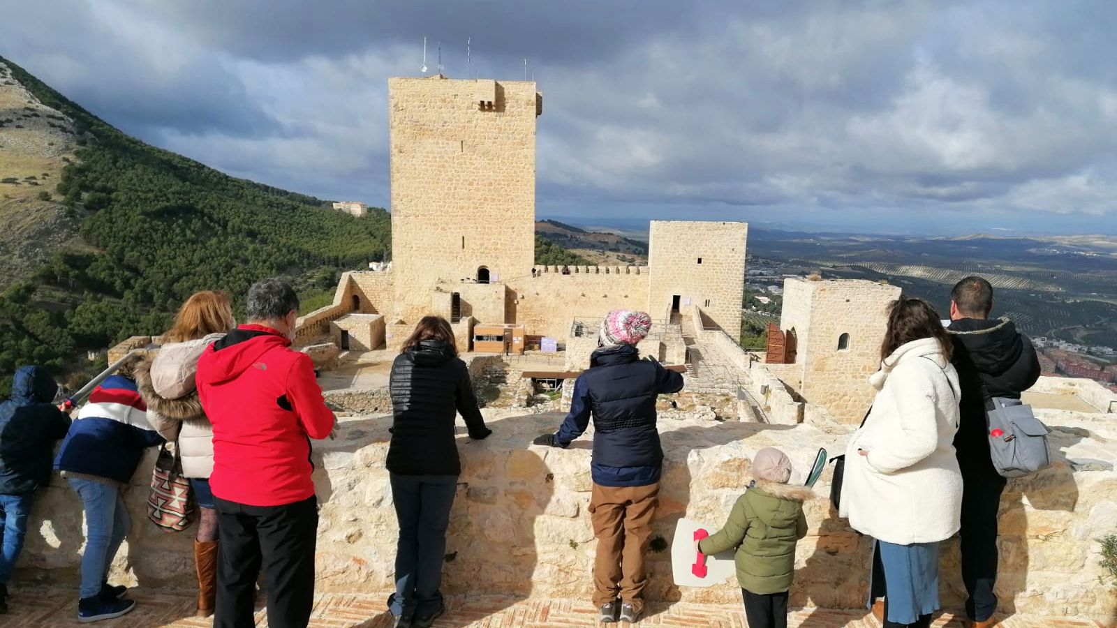 Un grupo de visitantes durante el recorrido por la muralla del Castillo de Jaén.