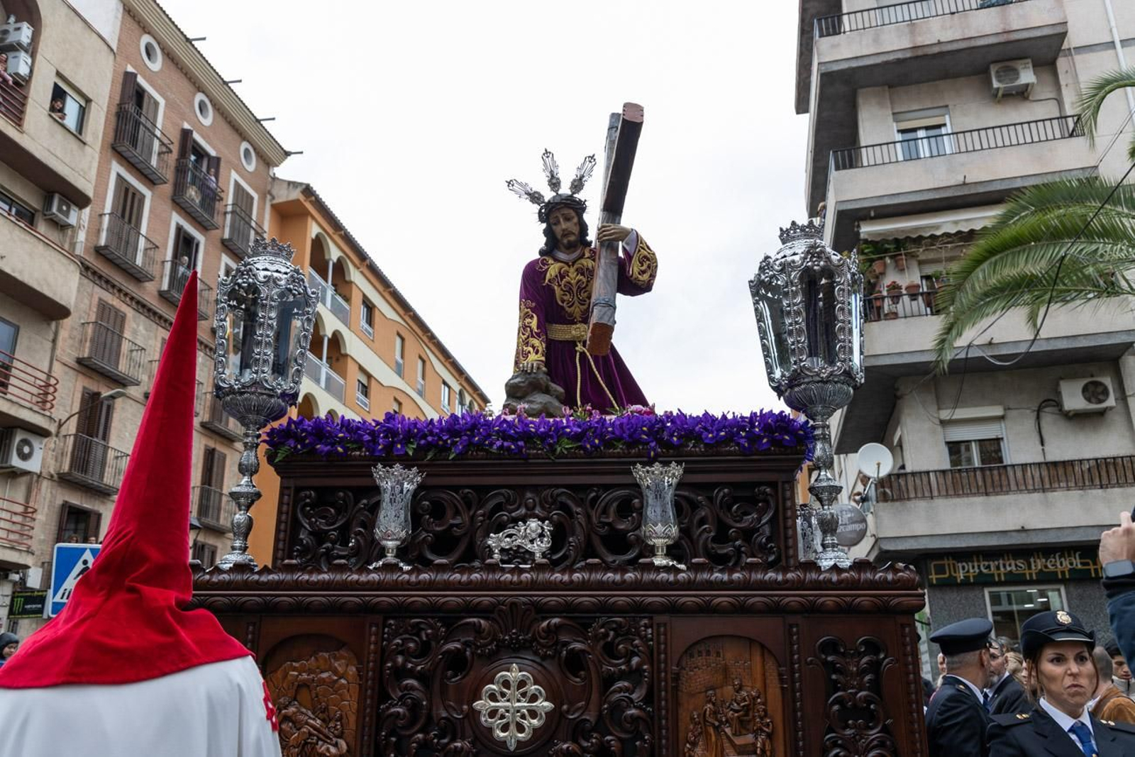 La temida lluvia impide el desarrollo normal de este Martes Santo