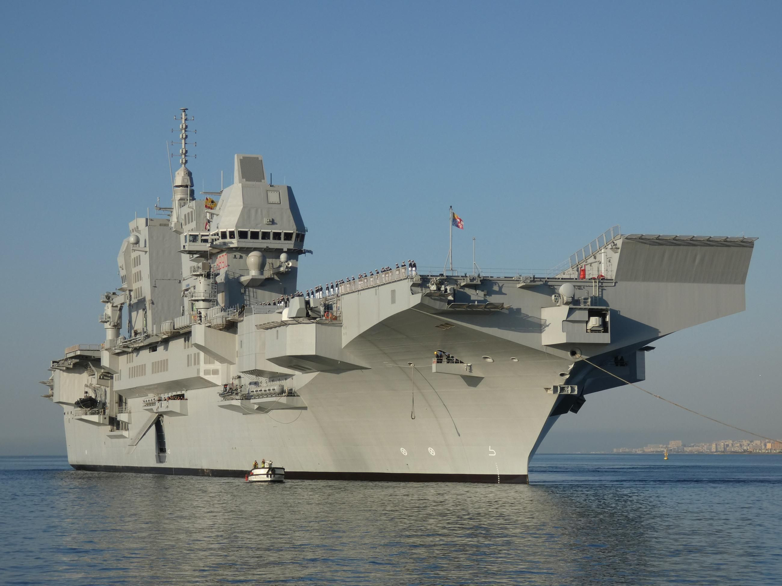 El 'Trieste L 9890' en su entrada al puerto de Málaga.