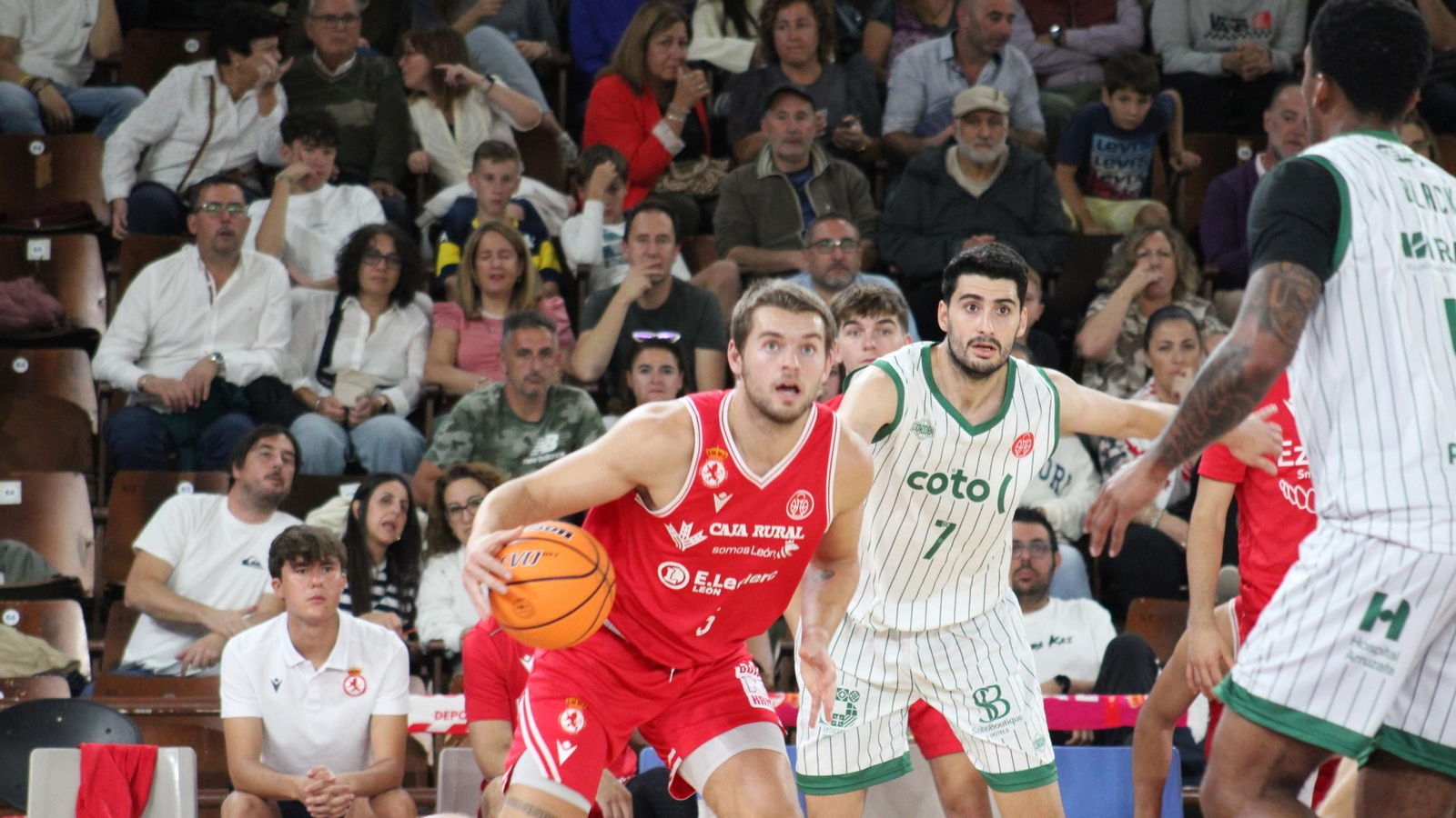 Alejandro Rodríguez pugna con un jugador de la Cultural.