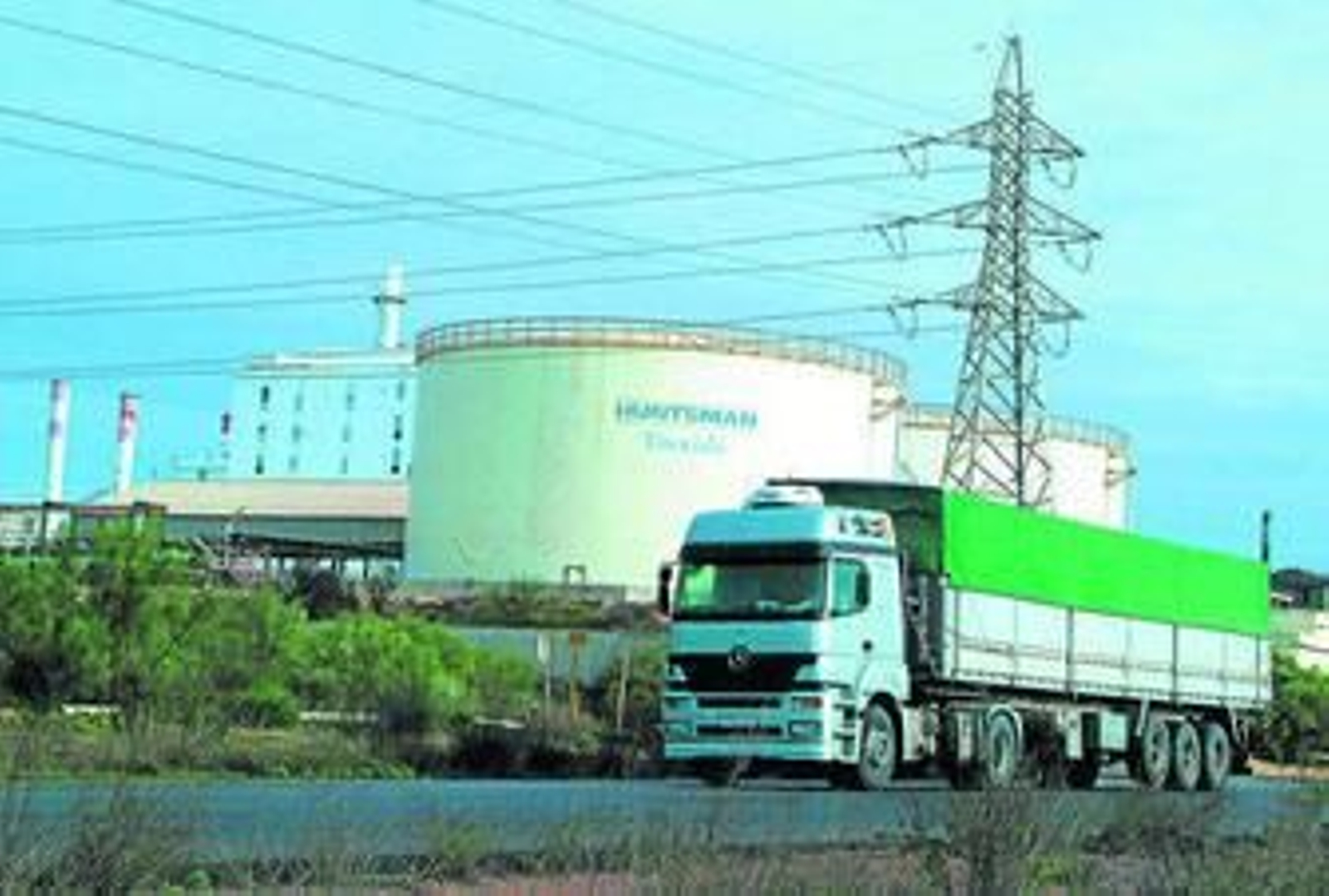 Un camión pasa por la factoría de Tioxide.